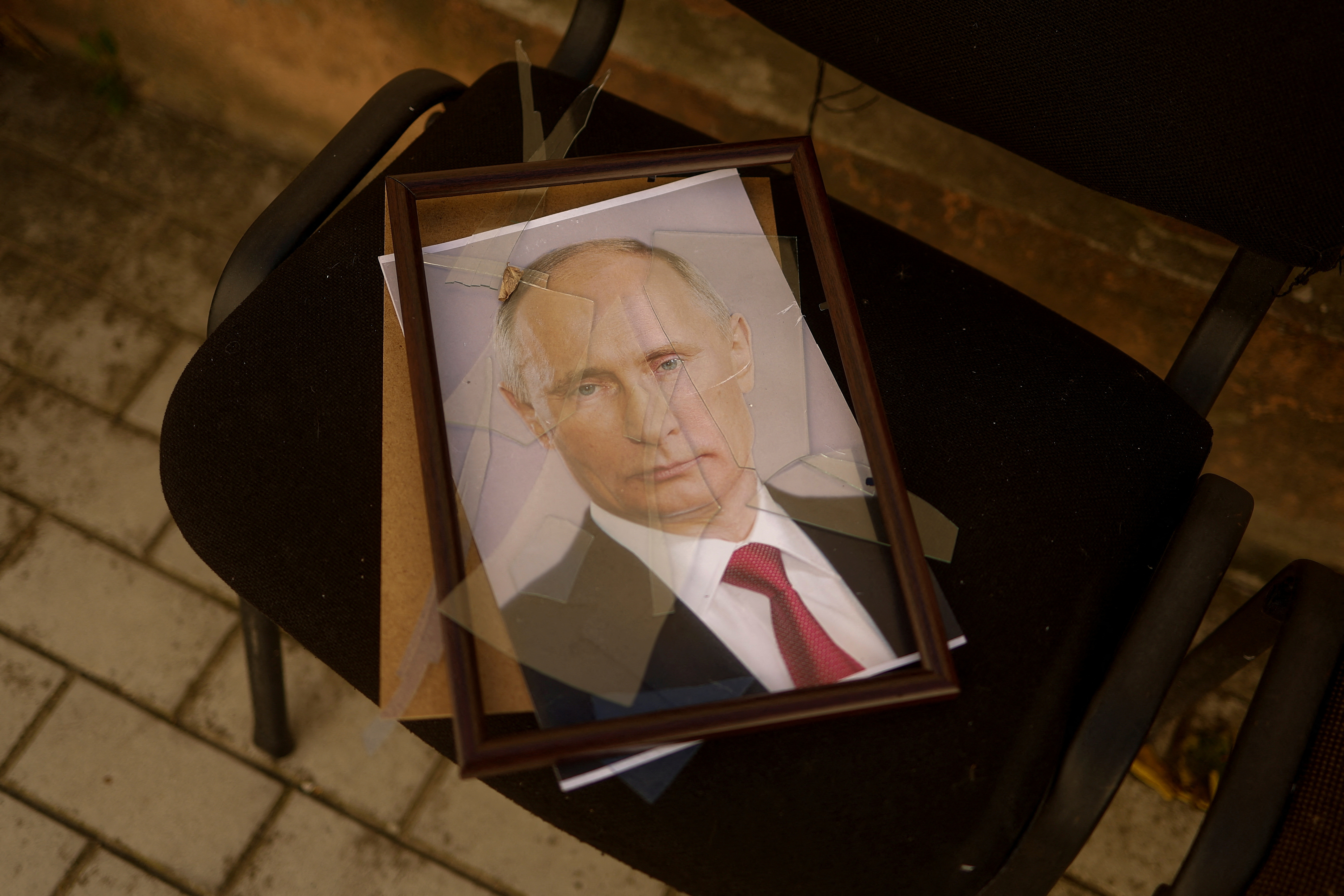 Un retrato del jefe de estado ruso Vladimir Putin se ve en un centro de detención preliminar que los ucranianos dicen que fue utilizado por los miembros del servicio ruso para encarcelar y torturar a la gente antes de retirarse, Kherson, Ucrania este 15 de noviembre de 2022 (Reuters)