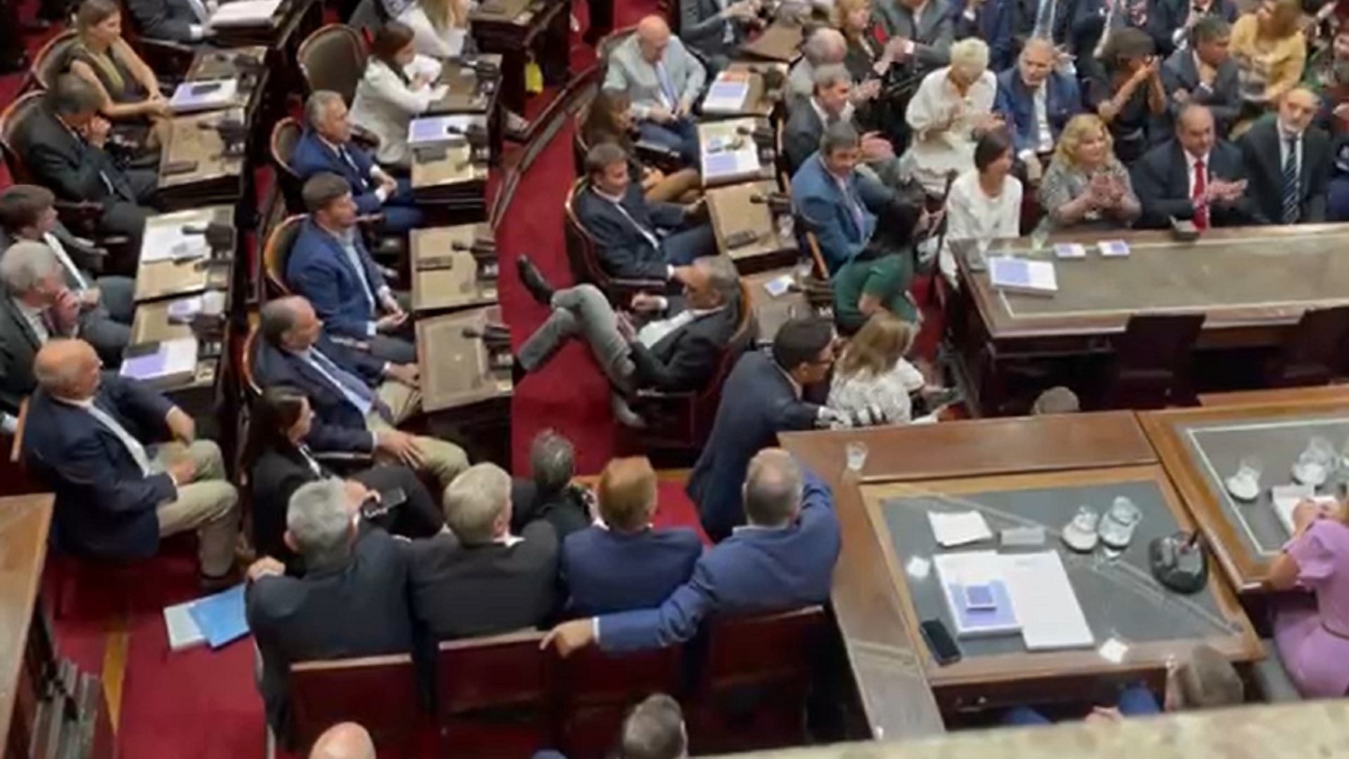 Cánticos irónicos, insultos y sillas vacías: lo que no se vio de la Asamblea Legislativa 