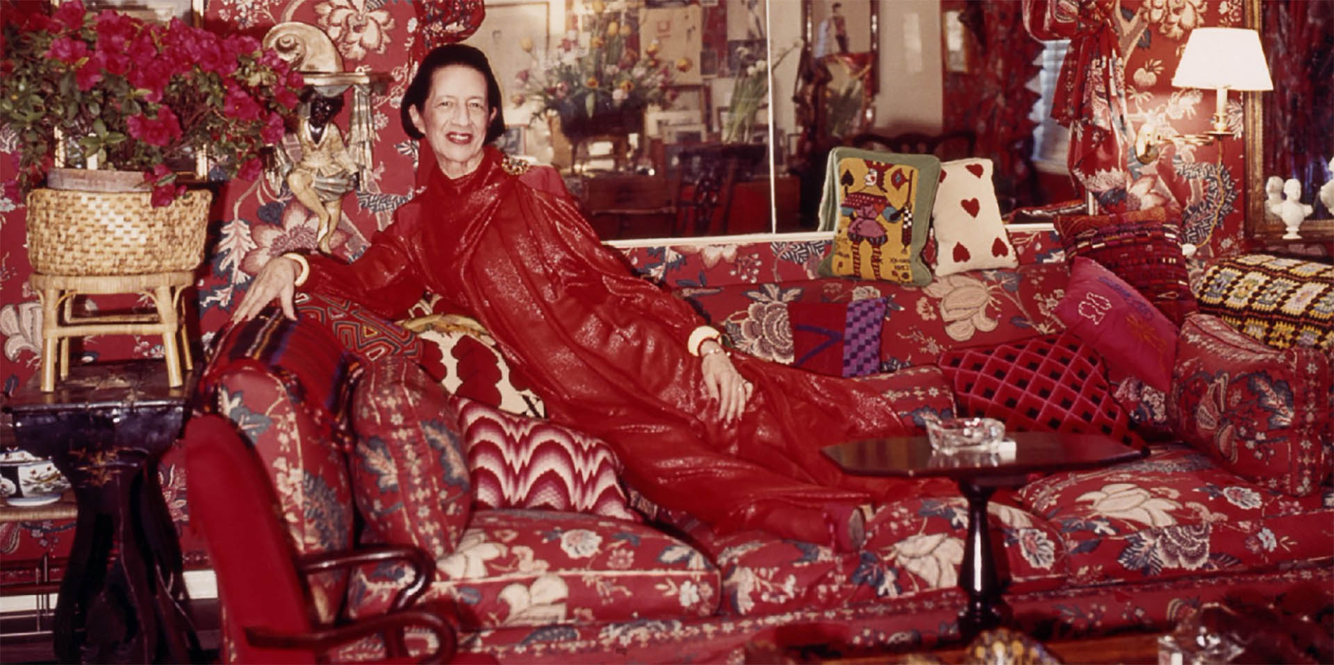 Diana Vreeland en su casa, decorada íntegramente de rojo 