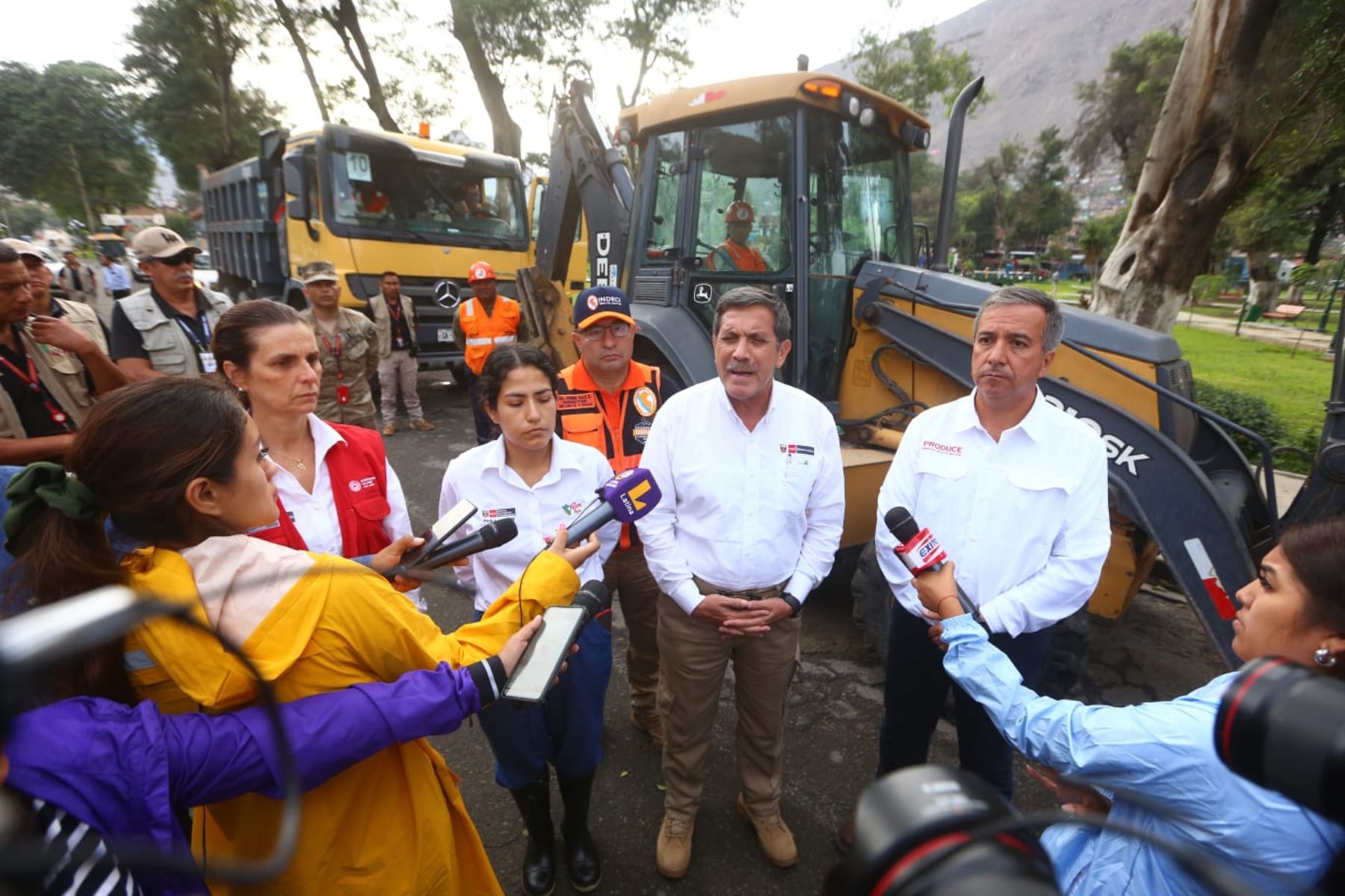 Ministros en Chosica supervisan trabajos tras huaicos