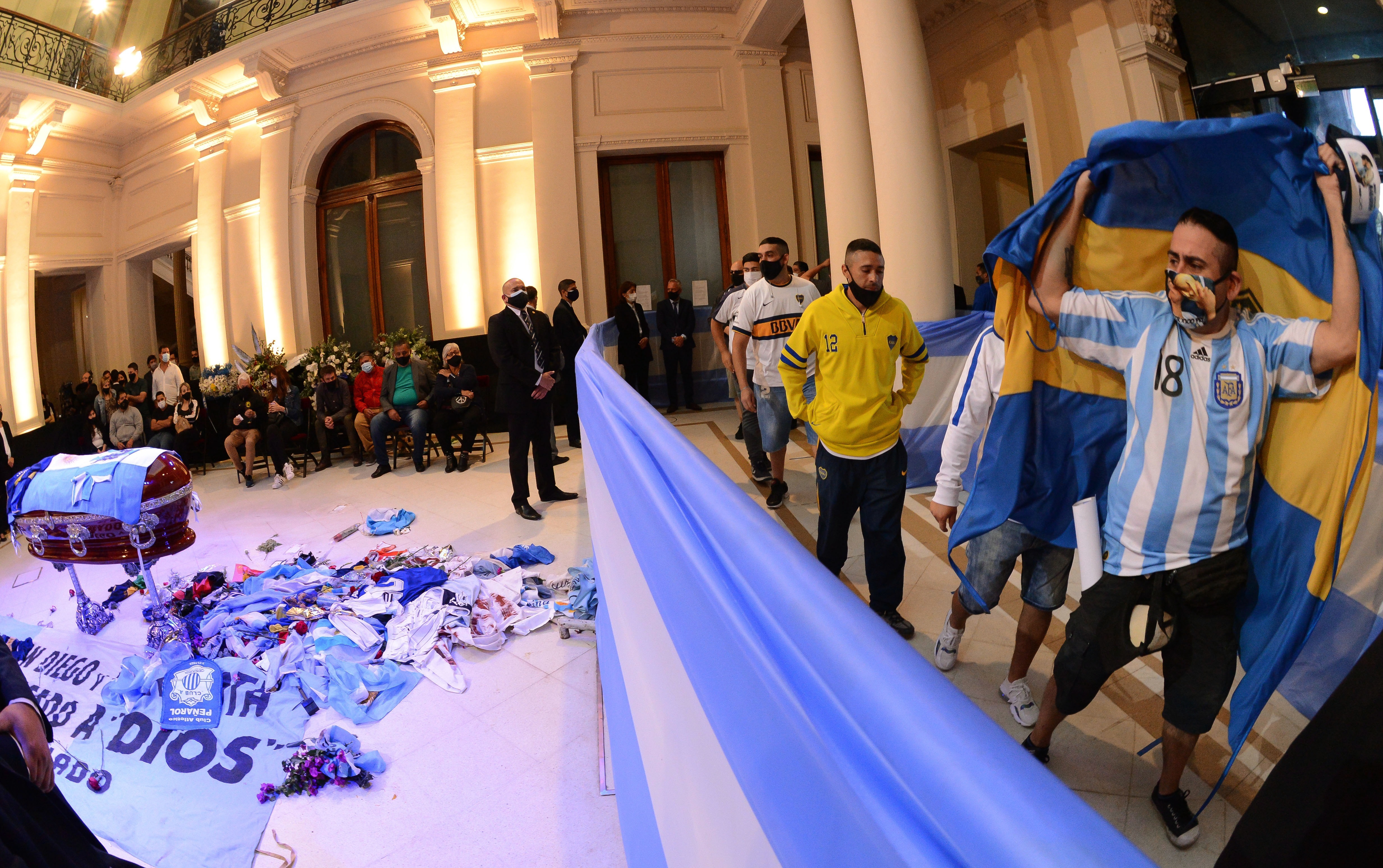 El ataúd de Maradona en la Rosada (foto: EFE/ Juan Ignacio Roncoroni)
