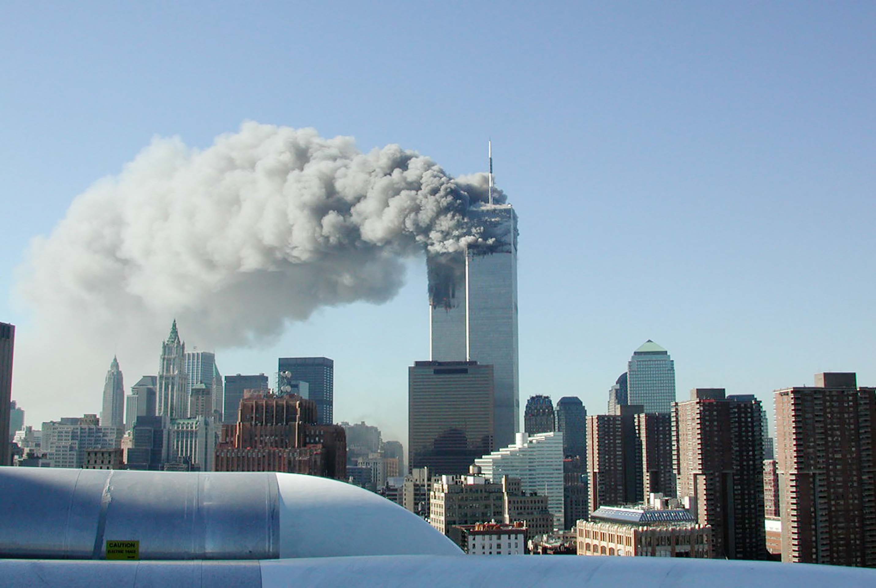 El atentado del 9 de septiembre del 2001 contra las torres gemelas reconfiguró los controles de seguridad aeroportuaria en todo el mundo. (Photo by Fabina Sbina/ Hugh Zareasky/Getty Images)