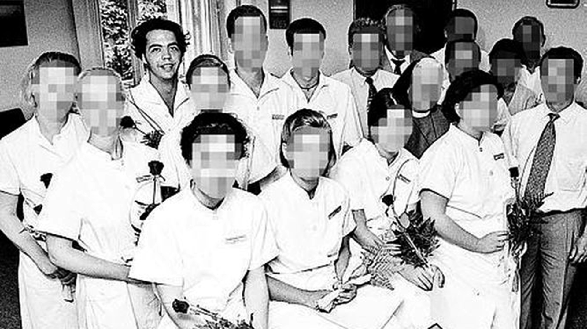 Högel, tercero desde la izquierda, en su época de estudiante. Fue acusado de asesinar a más de 100 pacientes inyectándoles sobredosis de medicamentos
