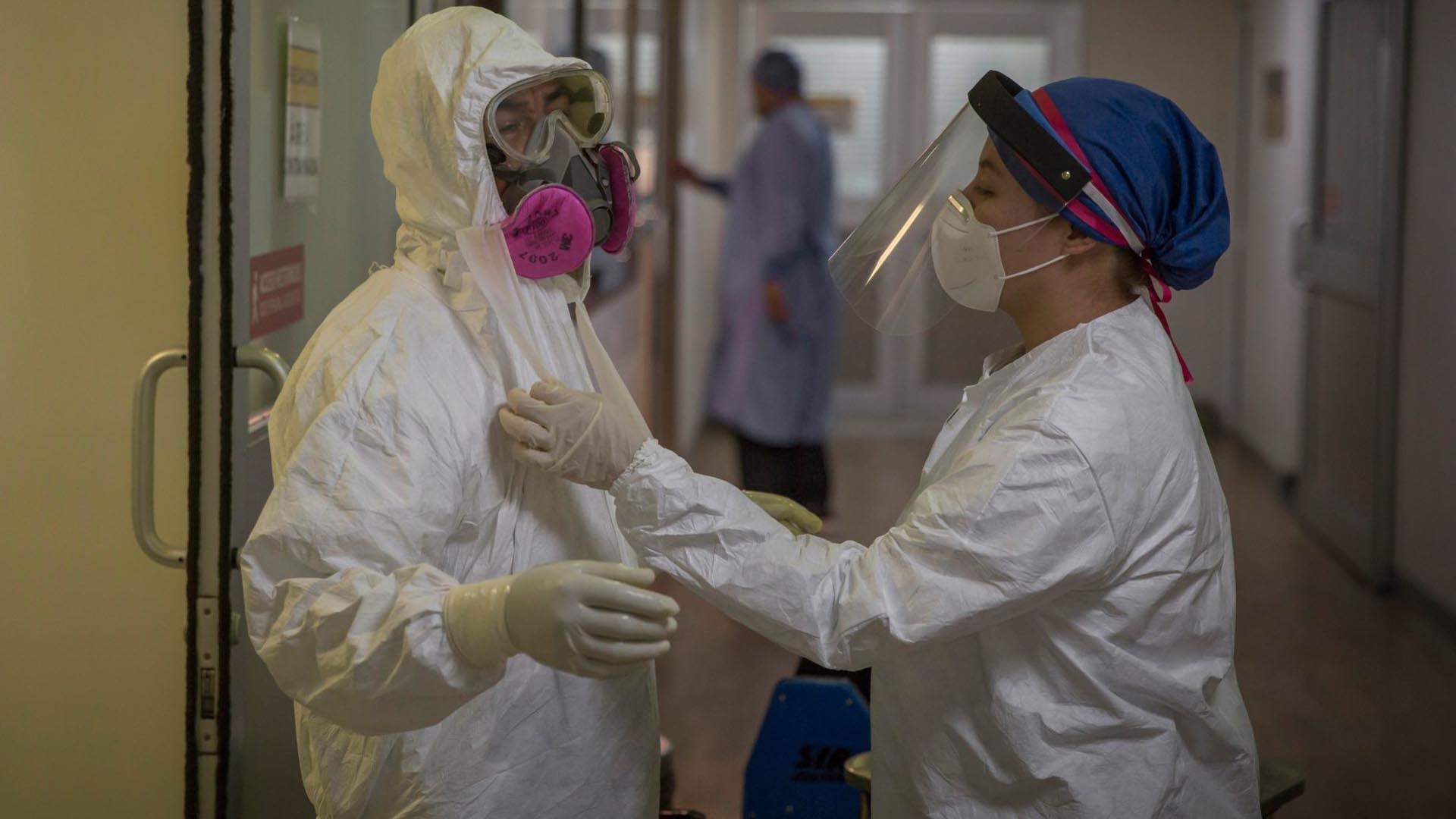 Un enfermero se retira el equipo de protección después de estar horas atendiendo pacientes enfermos de COVID-19 dentro de la Unidad de Cuidados Intensivos (UCI) (Foto: Cuartoscuro/Omar Martínez)