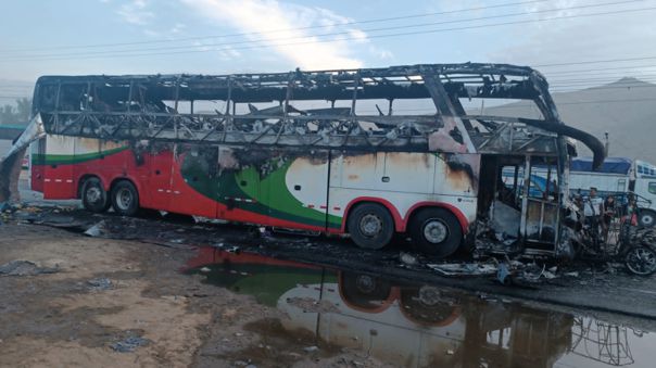 Así quedó el bus interprovincial después del incendio. (RPP)