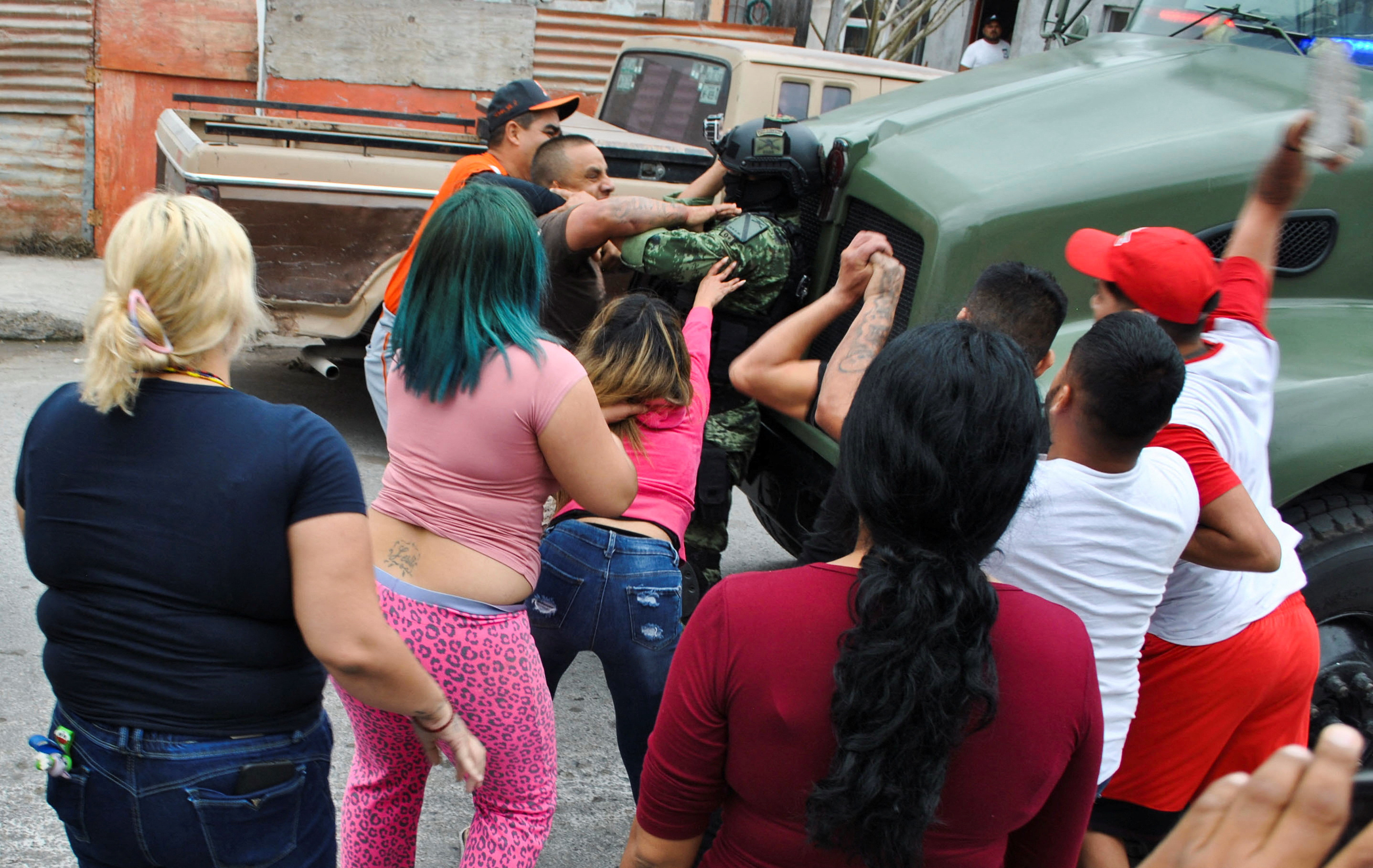 Familiares de las víctimas se enfrentaron contra los militares tras el asesinato de cinco jóvenes en Nuevo Laredo (Foto: REUTERS/Jasiel Rubio NO RESALES. NO ARCHIVES)