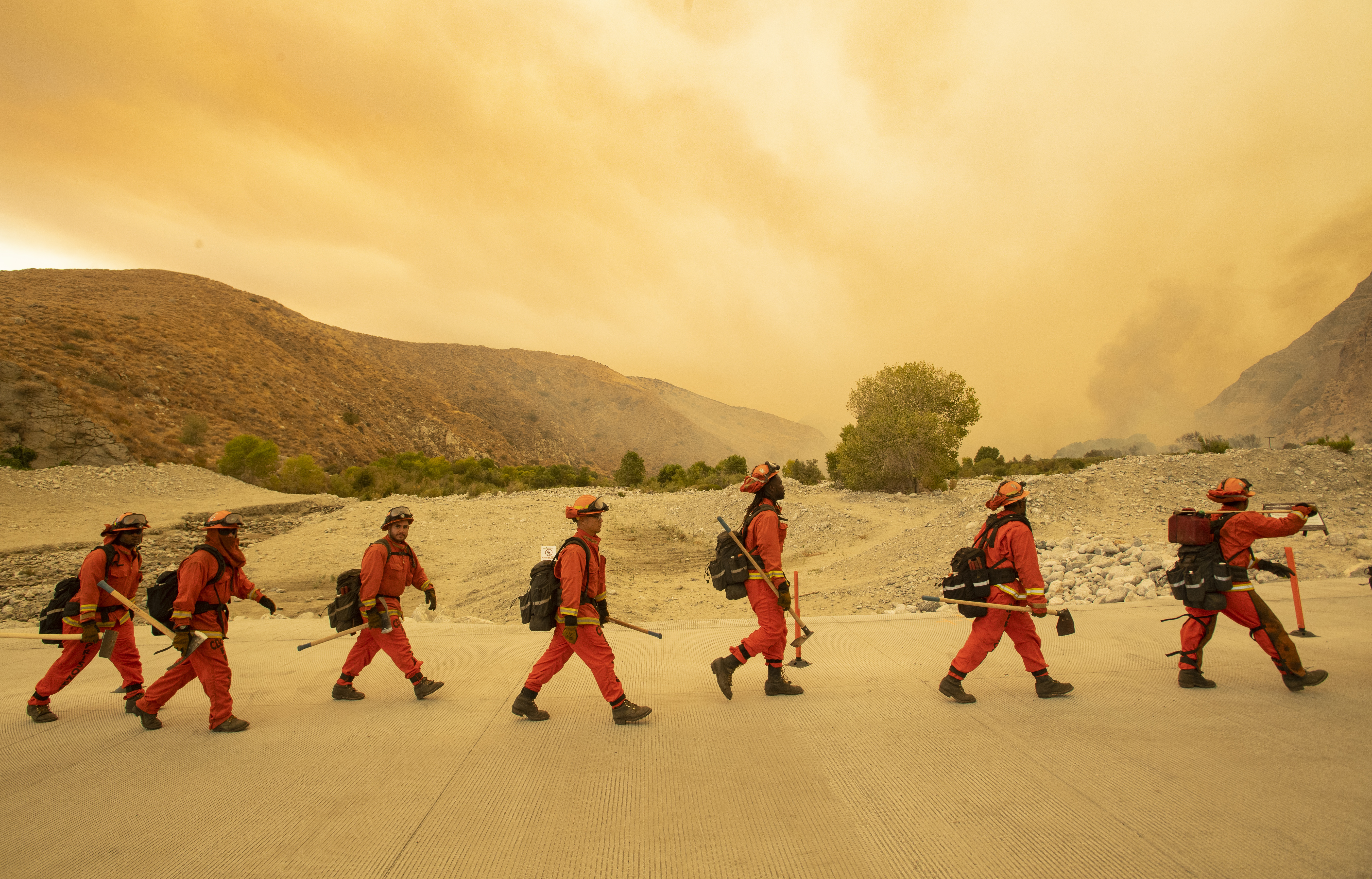 Bomberos llegan a la escena del incendio de Water, a unas 20 millas del incendio de Apple en Whitewater, California (AFP)