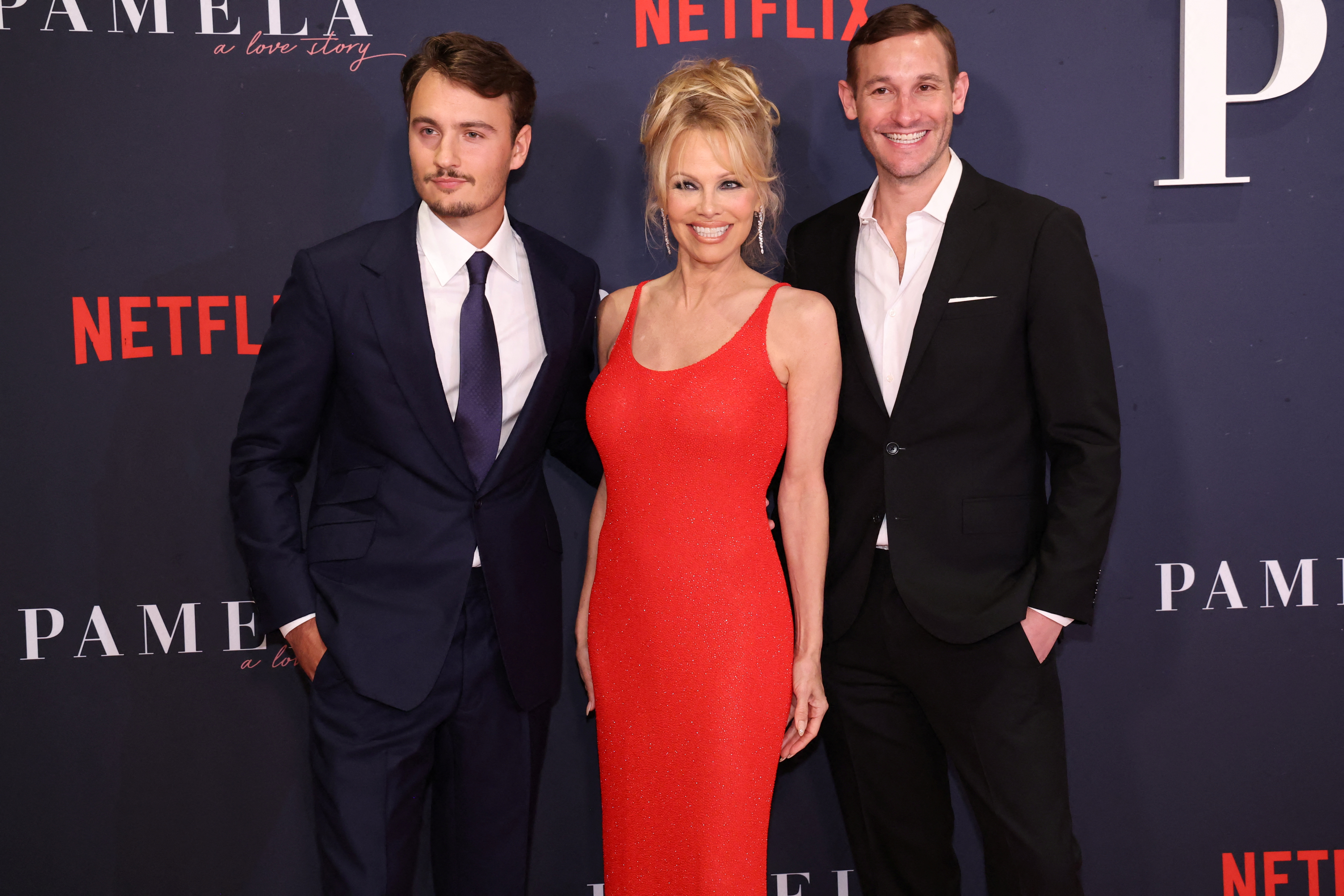 La actriz Pamela Anderson, su hijo y el productor Brandon Thomas Lee y el director Ryan White asisten al estreno del documental "Pamela: A Love Story" en Los Ángeles, California. REUTERS/Mario Anzuoni
