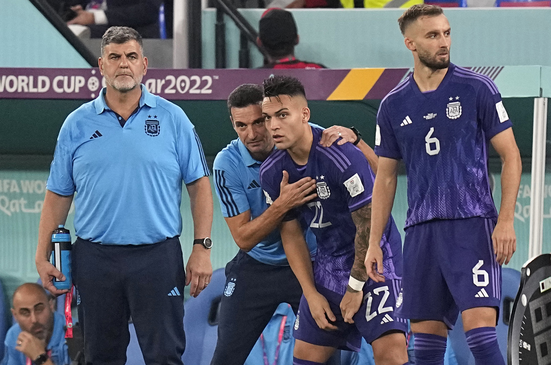 Lionel Scaloni le da indicaciones a Lautaro Martínez durante el Mundial de Qatar 2022. El técnico lo definió como su delantero favorito (AP Photo/Ariel Schalit)