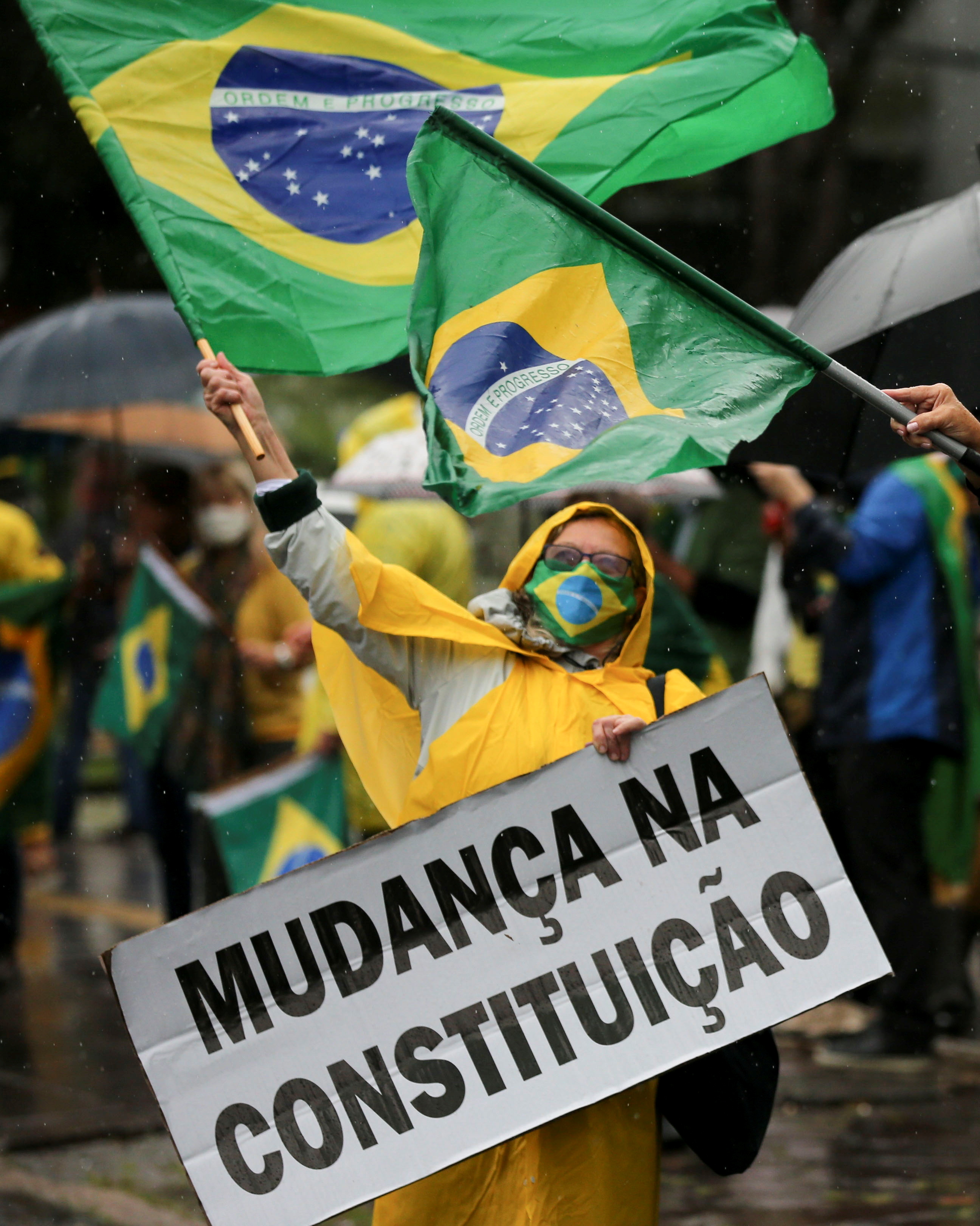 Una seguidora de Bolsonaro se movilizó en Porto Alegre para respaldar al presidente de Brasil y exigir un "cambio de Constitución"