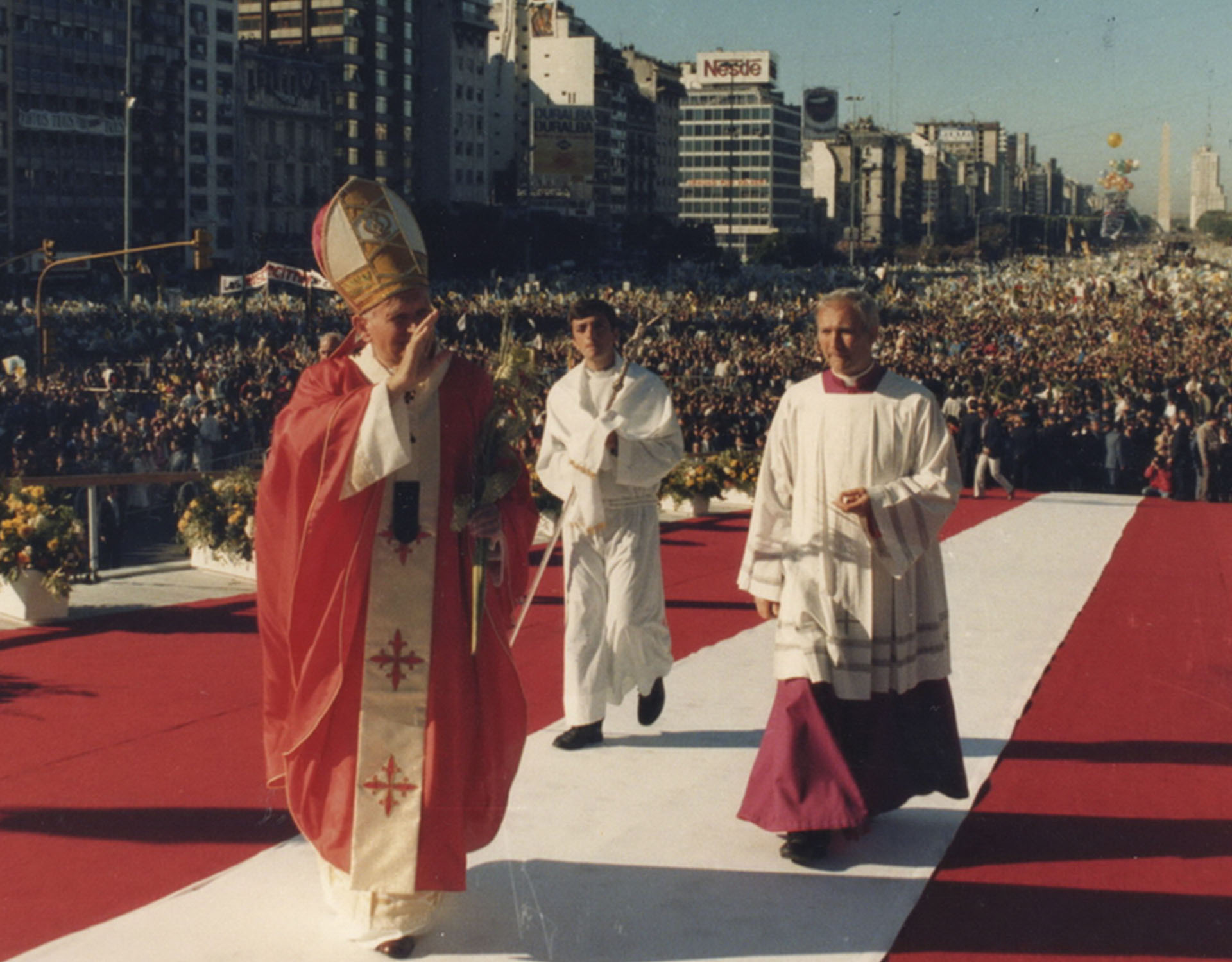 Juan Pablo II: en una multitudinaria misa en la avenida 9 de Julio en ocasión de su segunda visita a la Argentina en 1987