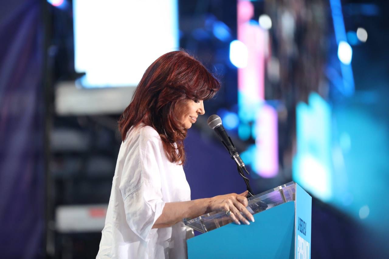 La vicepresidenta, Cristina Fernández de Kirchner, apareció en el escenario a las 19.45 del jueves 17 de noviembre y habló por espacio de una hora. “Podemos volver a hacer esa Argentina porque ya la hicimos pero la gente tiene que decidir si quiere volver a esa Argentina”, afirmó. 