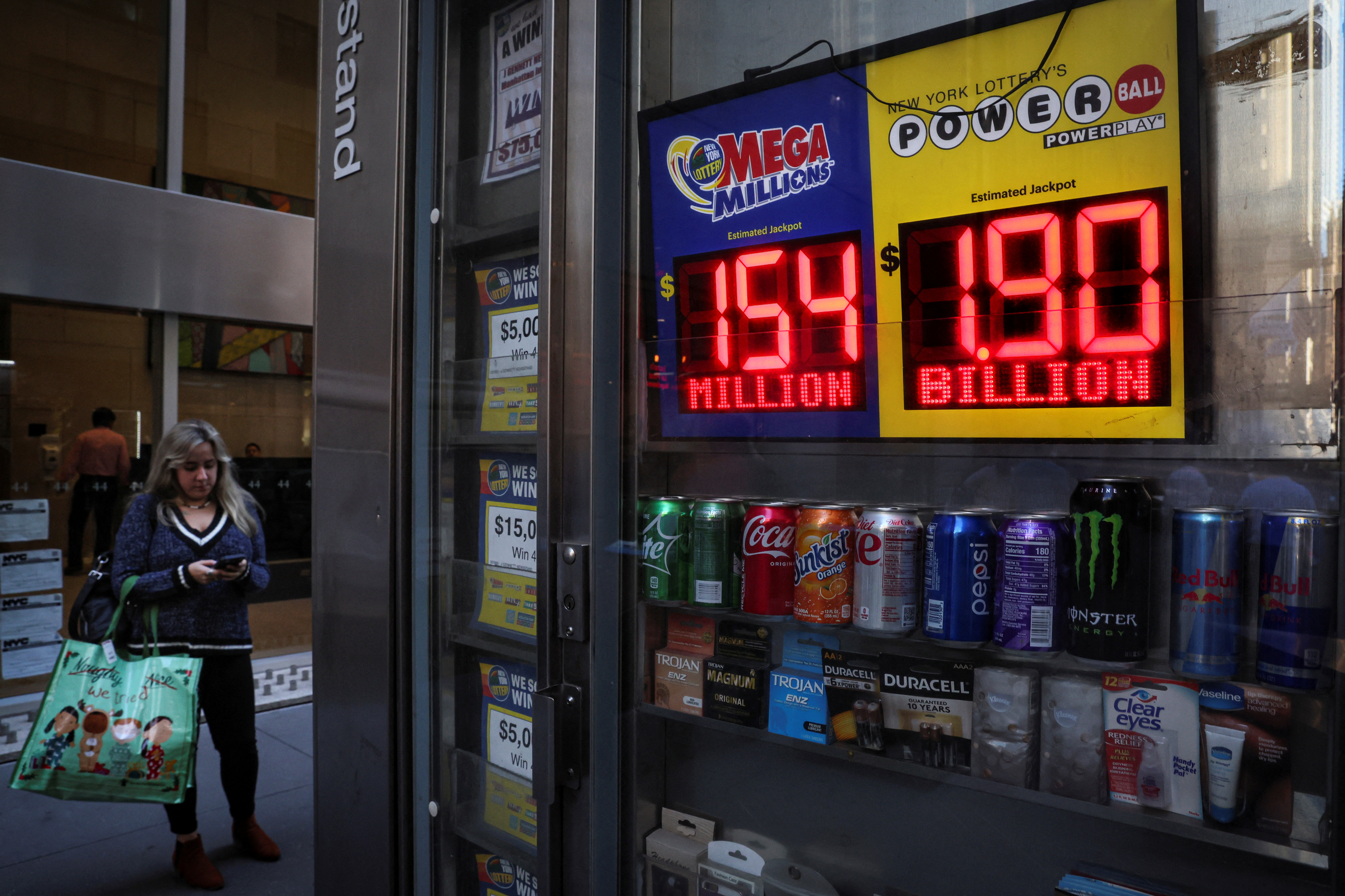 The odds of winning the jackpot are 1 in 292.2 million (REUTERS / Brendan McDermidt)