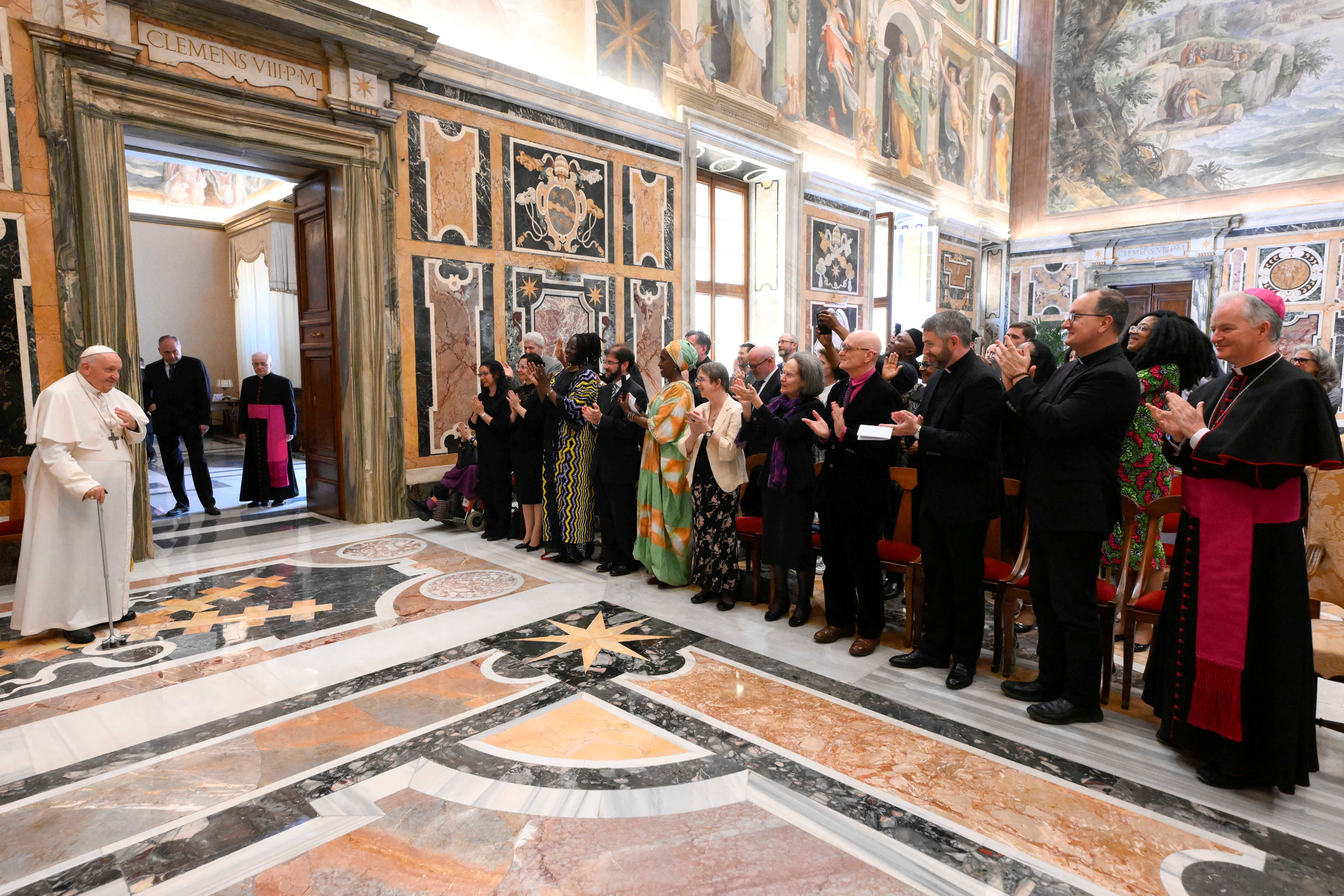 El papa Francisco se reúne con funcionarios durante una conferencia promovida por La Civilta Cattolica y la Universidad de Georgetown en el Vaticano, 27 de mayo de 2023. (REUTERS)