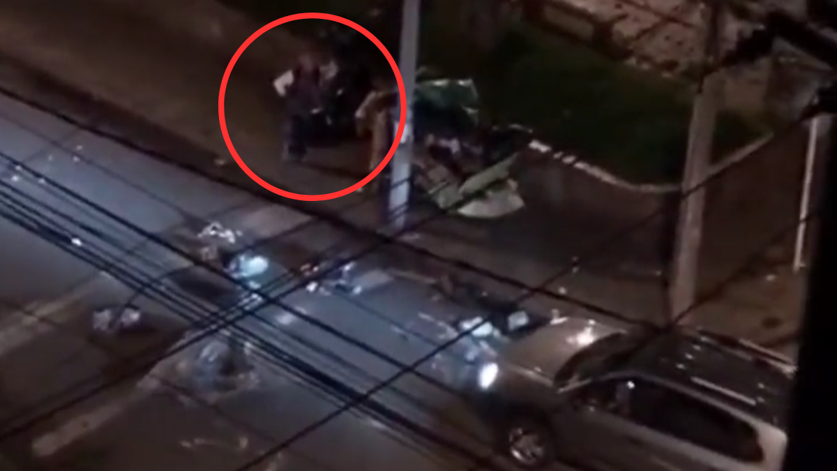 Video: mujer en aparente estado de embriaguez golpeó a un reciclador e intentó destrozar su carreta 
