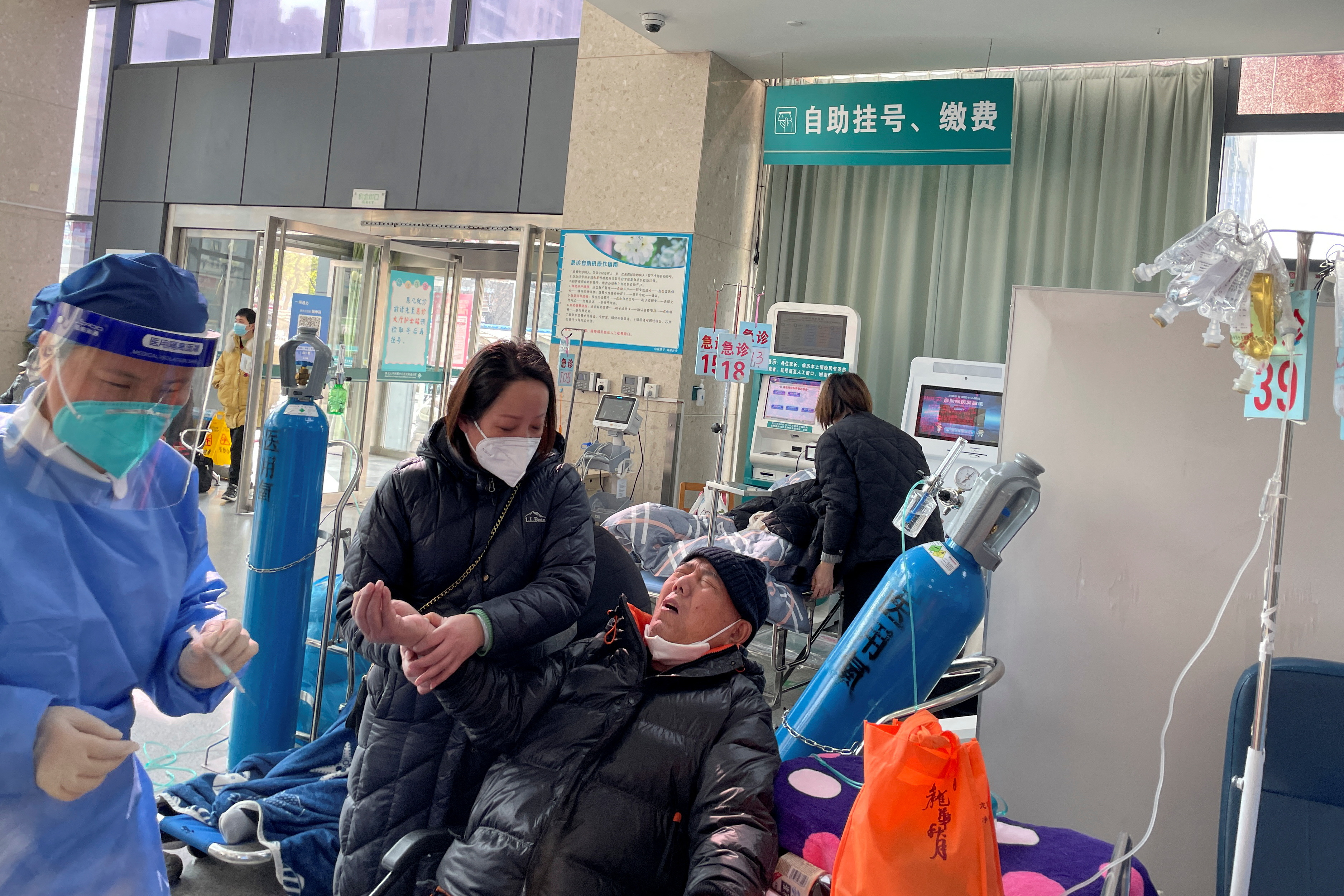 Un paciente recibe tratamiento en el departamento de emergencias de un hospital, en medio del brote de la enfermedad por coronavirus (COVID-19) en China
