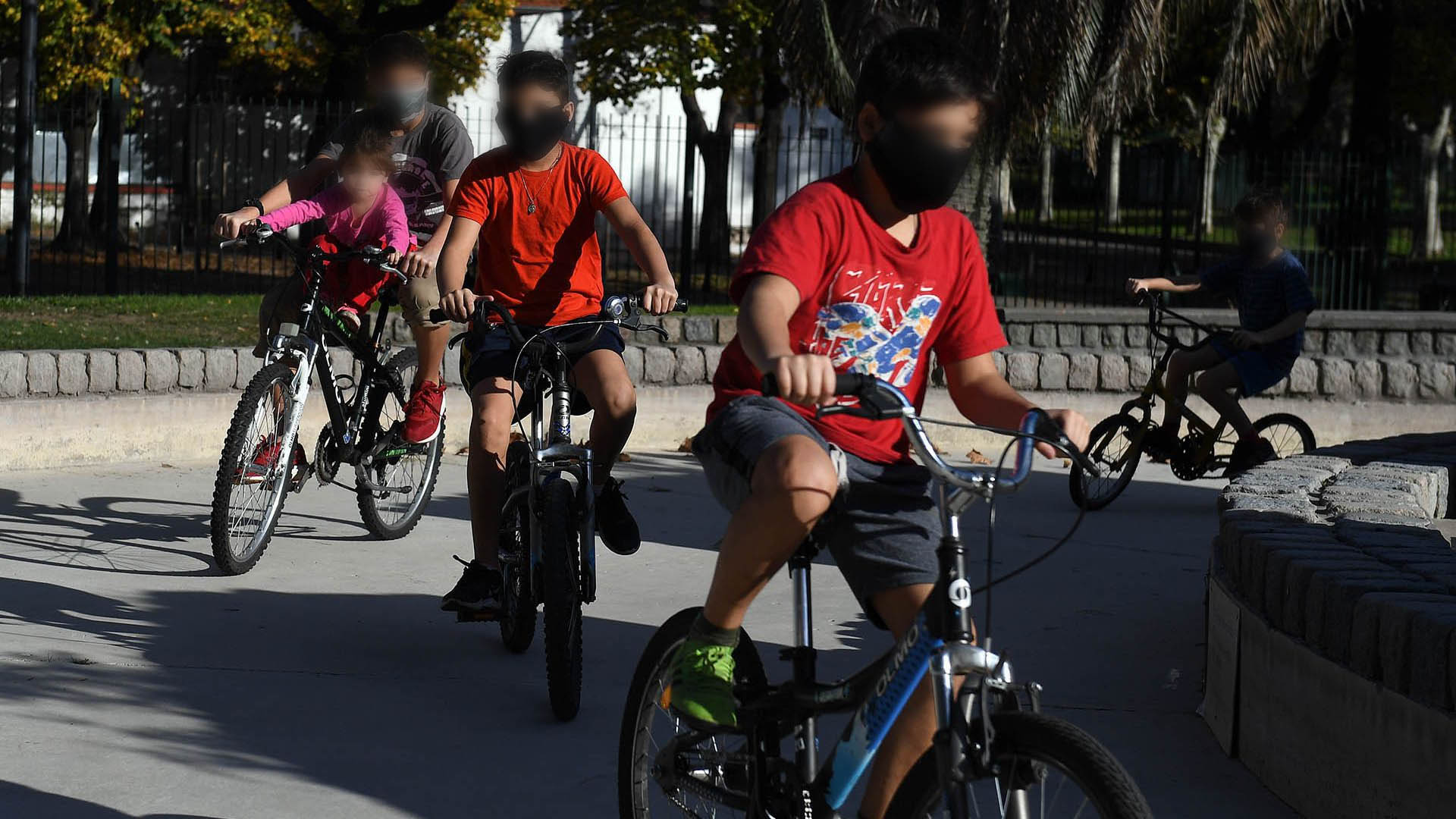 Desde las primeras horas del día comenzaron a observarse niños en las calles porteñas. Algunos, en bicicleta