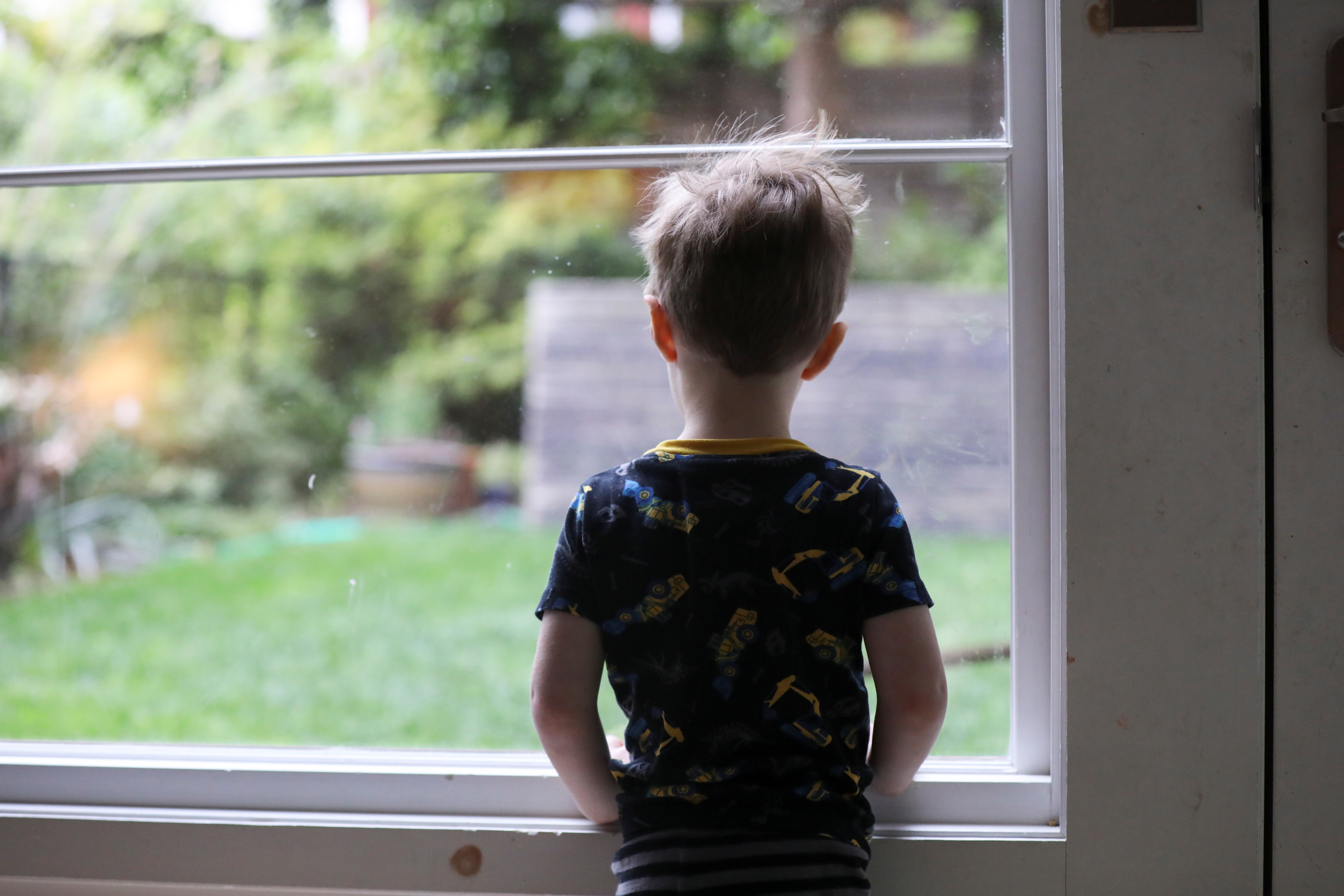 Un niño mira por la ventana de su casa en Brooklyn, New York, durante la pandemia de coronavirus
