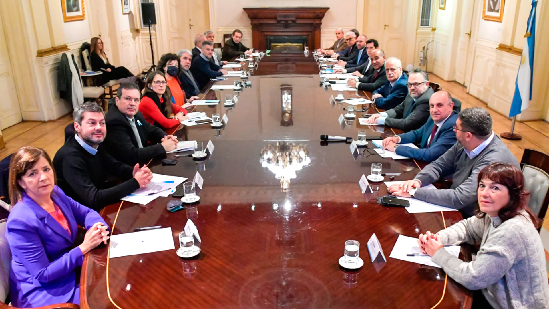 Los ministros posan para la foto durante la reunión de gabinete que se llevó a cabo esta mañana en Casa Rosada