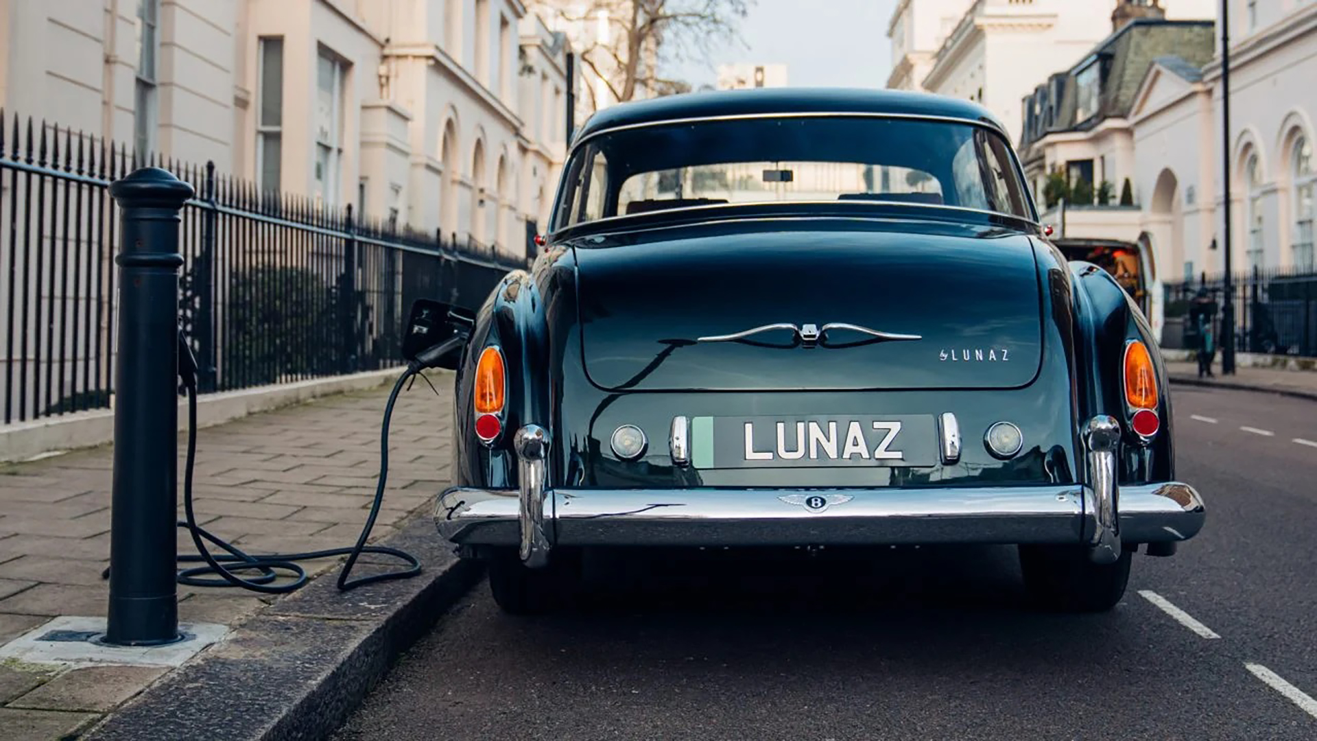 La imagen de un auto de los años 60 enchufado a un cargador de baterías es llamativa. Para unos es algo inaceptable, para otros un paso adelante