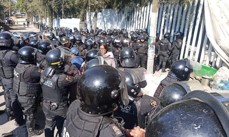 Habitantes de San Gregorio fueron reprimidos por la policía capitalina (Twitter)