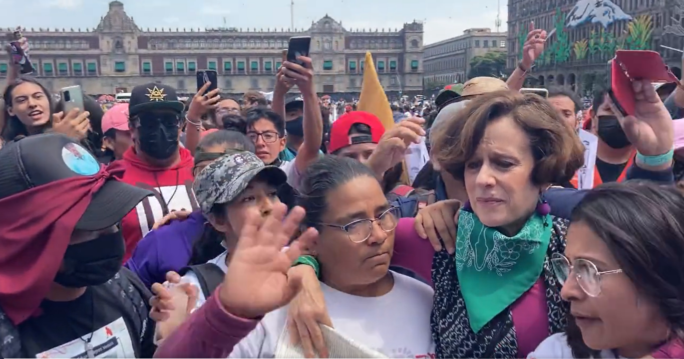 Denise Dresser was thrown out of the October 2 march by the same protesters (Photo: Screenshot)