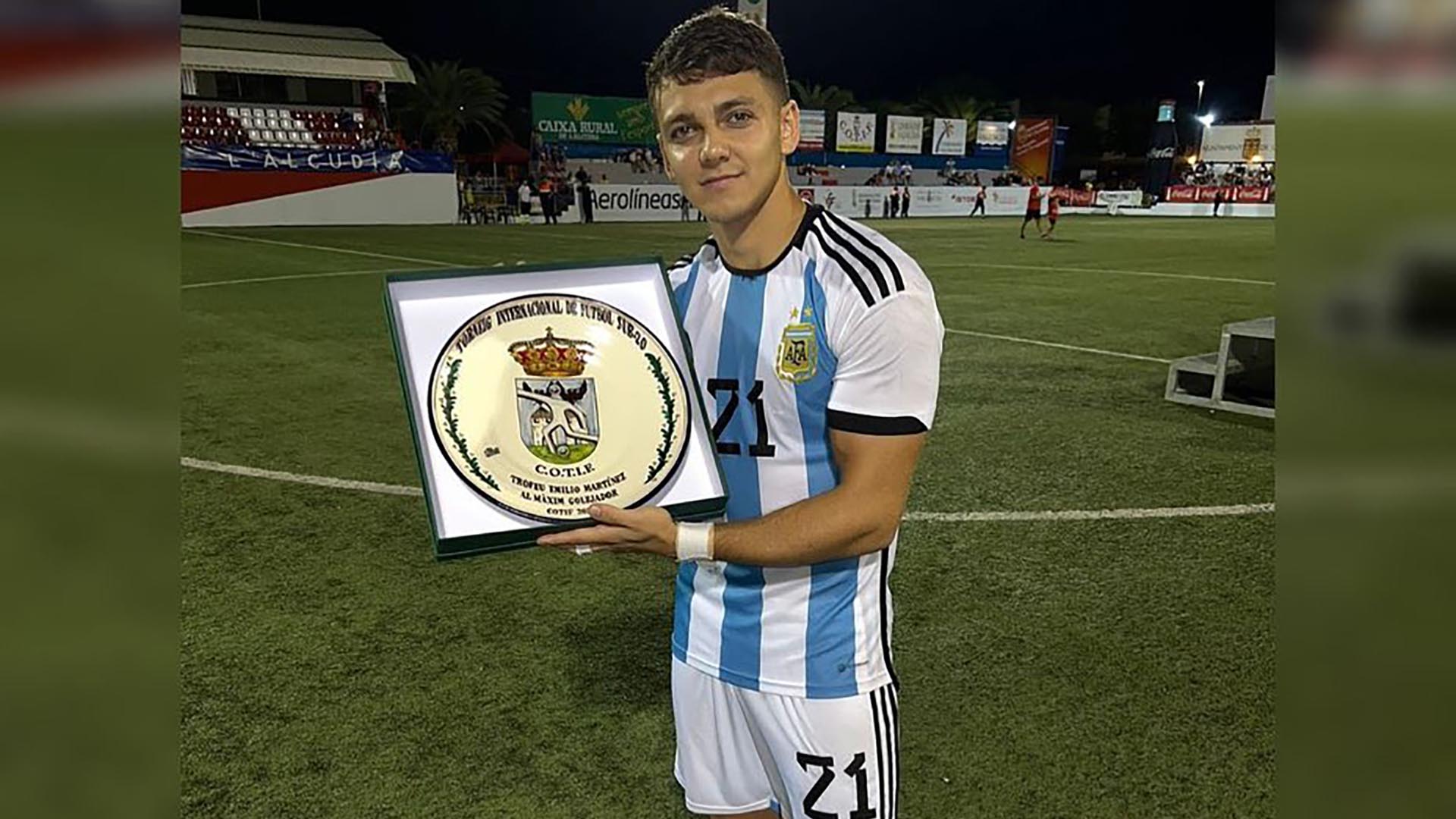 Ignacio Maestro Puch con el premio a máximo goleador del Torneo de L’Alcúdia 2022