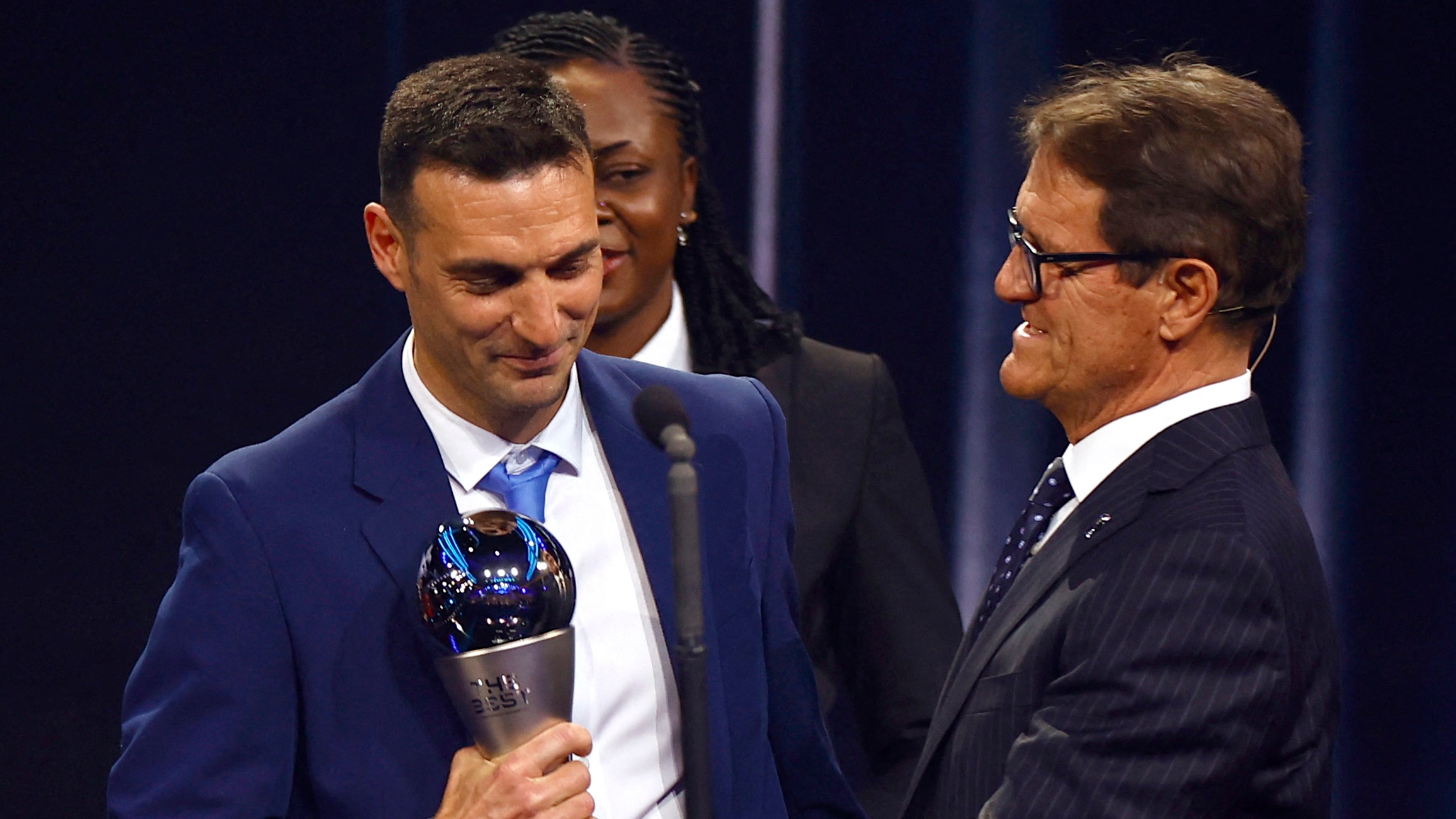 Lionel Scaloni recibe el premio de Fabio Capello al Mejor Entrenador (REUTERS/Sarah Meyssonnier)