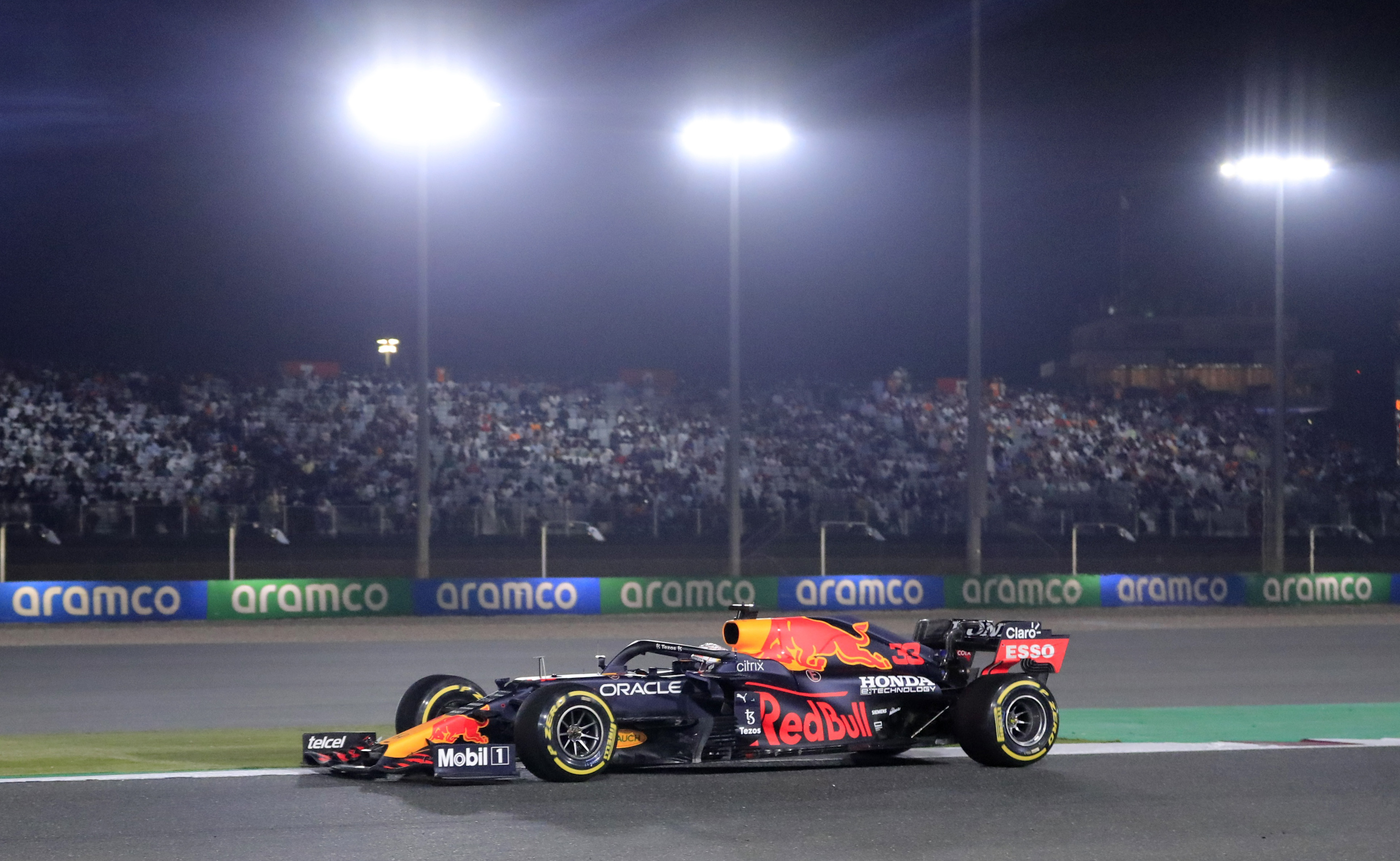 En las últimas dos carreras Verstappen estuvo un paso atrás de Hamilton (REUTERS/Thaier Al-Sudani)