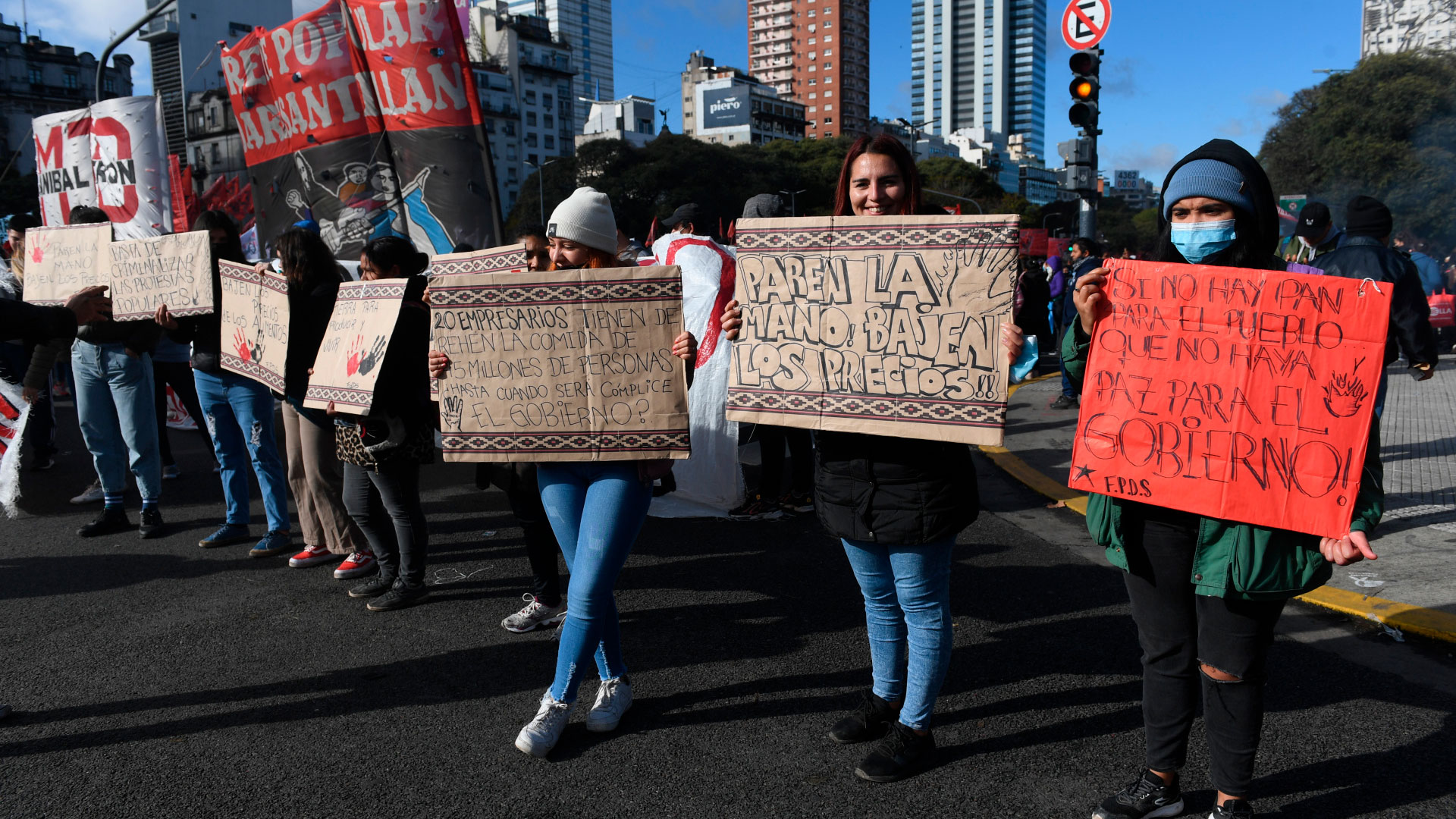 Manifestantes con pancartas que reclaman el freno al incremento de precios. (Maximiliano Luna)