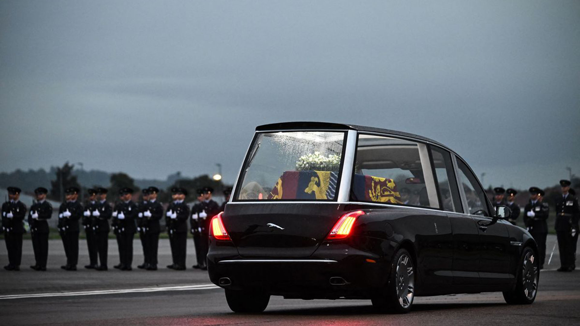 En el aeropuerto de Northolt, donde arribó el avión de la Royal Air Force con el féretro de Isabel II, el Jaguar XF Wilcox esperaba para trasladarla al Palacio de Buckingham