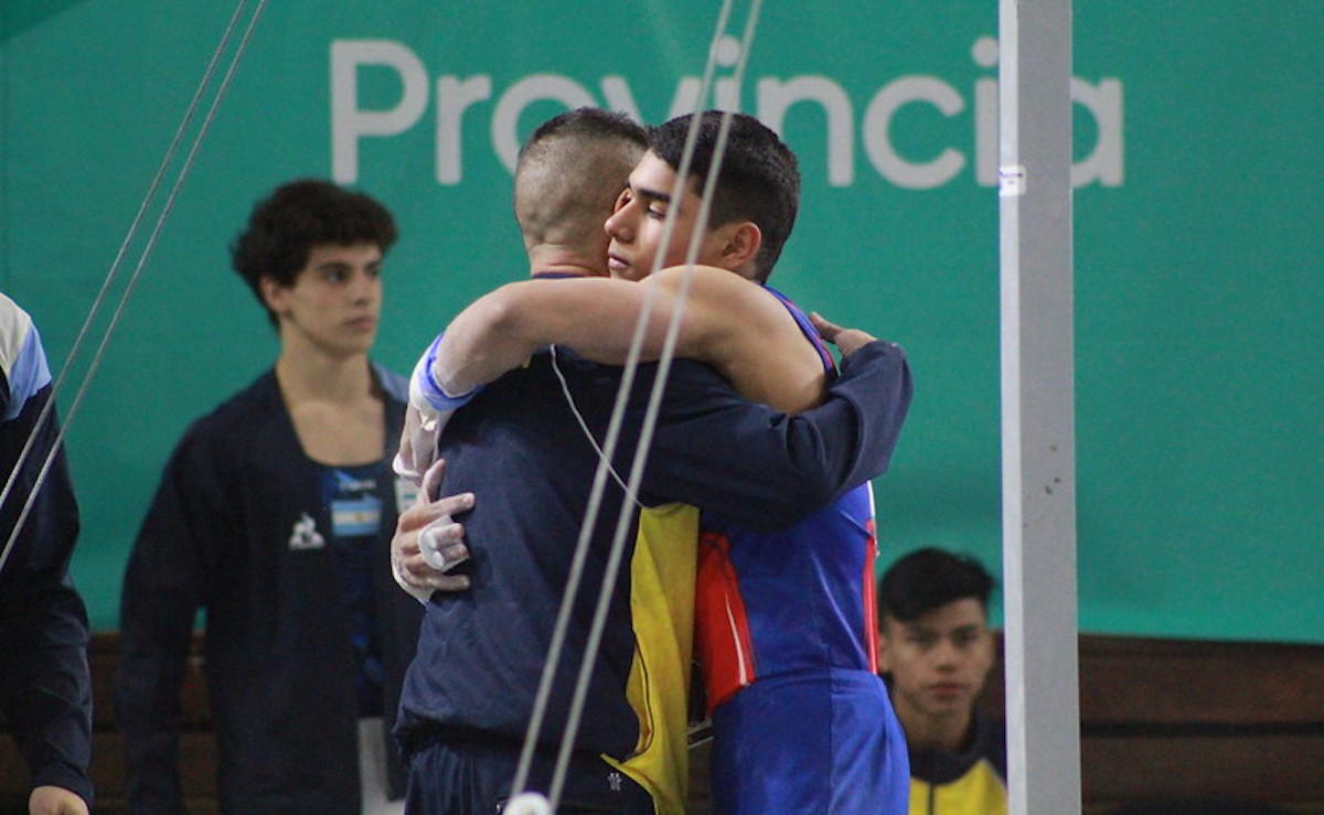 El gimnasta colombiano Ángel Barajas (der.) llegó a siete medallas de oro tras la jornada del domingo en los Juegos Sudamericanos de la Juventud 2022. Foto: cortesía COC