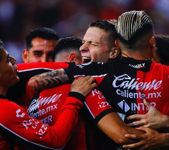 Diferentes miembros del equipo salieron a agradecer el gesto que la afición tapatía (Foto: Instagram/@atlasfc)