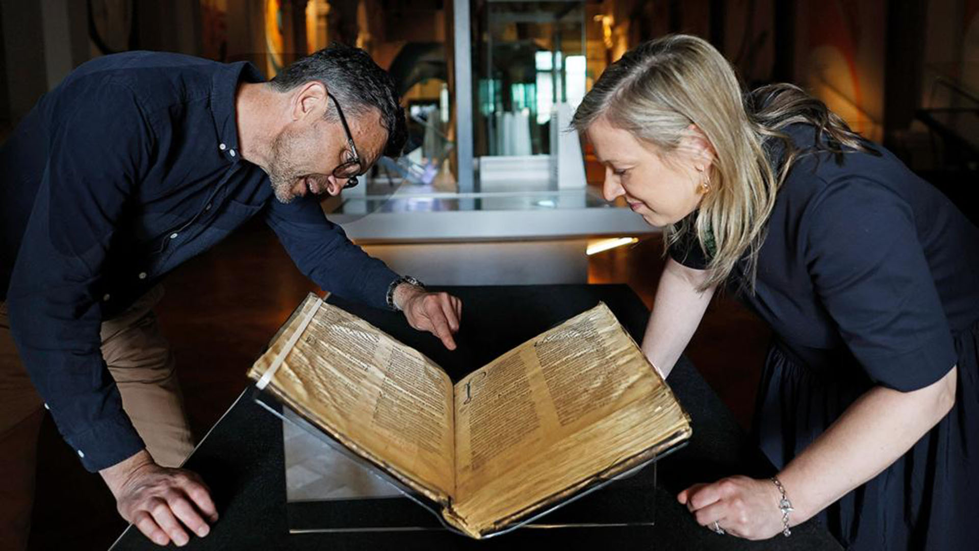 Una exposición de manuscritos de hace 1.300 años muestra que los monjes no  se limitaban a copiar: en los márgenes hay bromas, ironías y quejas -  Infobae