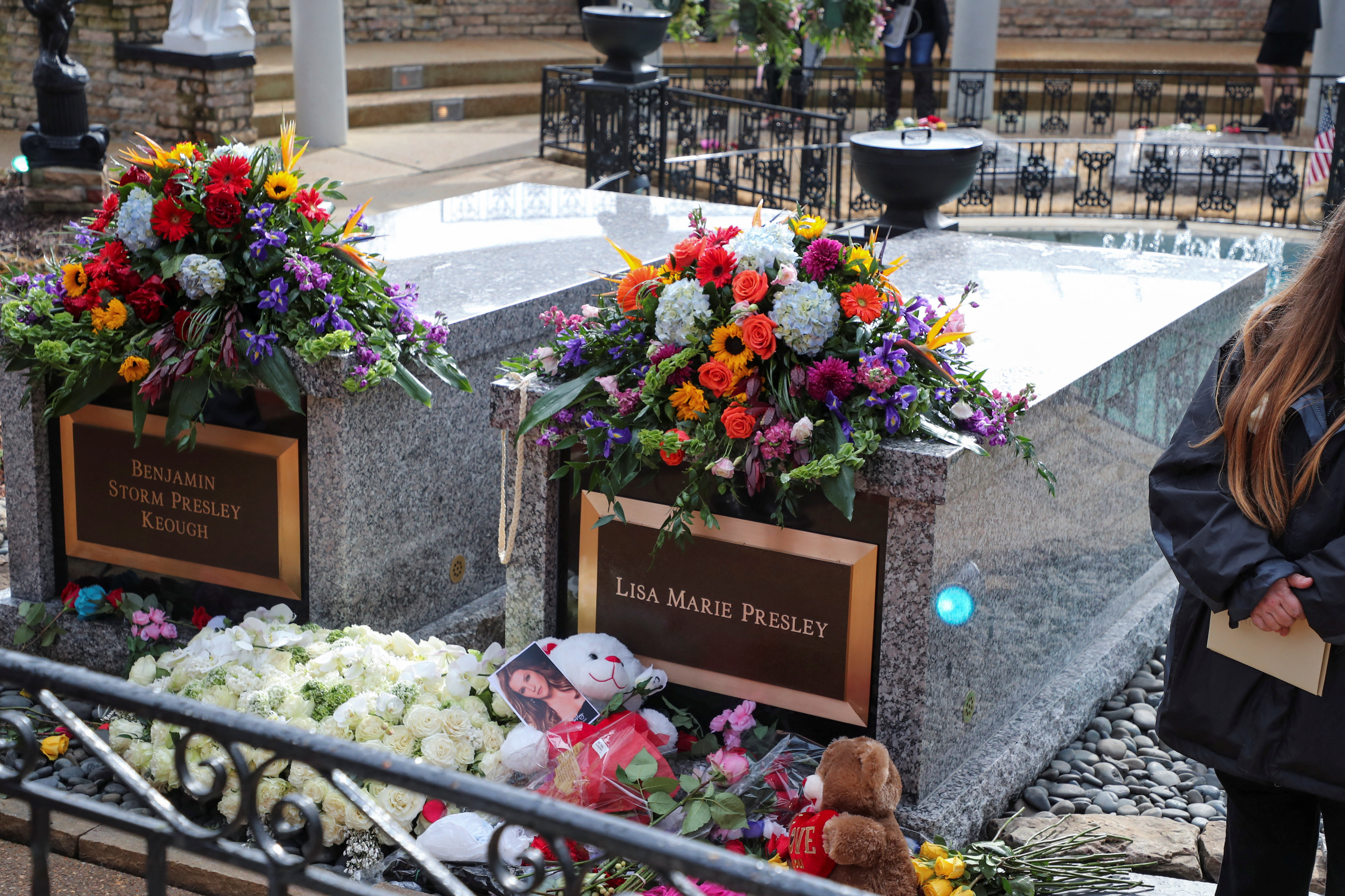 Los restos de la cantante Lisa Marie Presley descansan junto a su hijo, Benjamin Keough, que se quitó la vida en 2020 (Reuters)