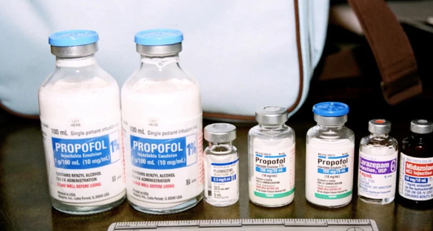 La medicación encontrada en la habitación de Michael Jackson, Propofol, que se utiliza para dormir pacientes antes de una cirugía (Foto: Especial) 