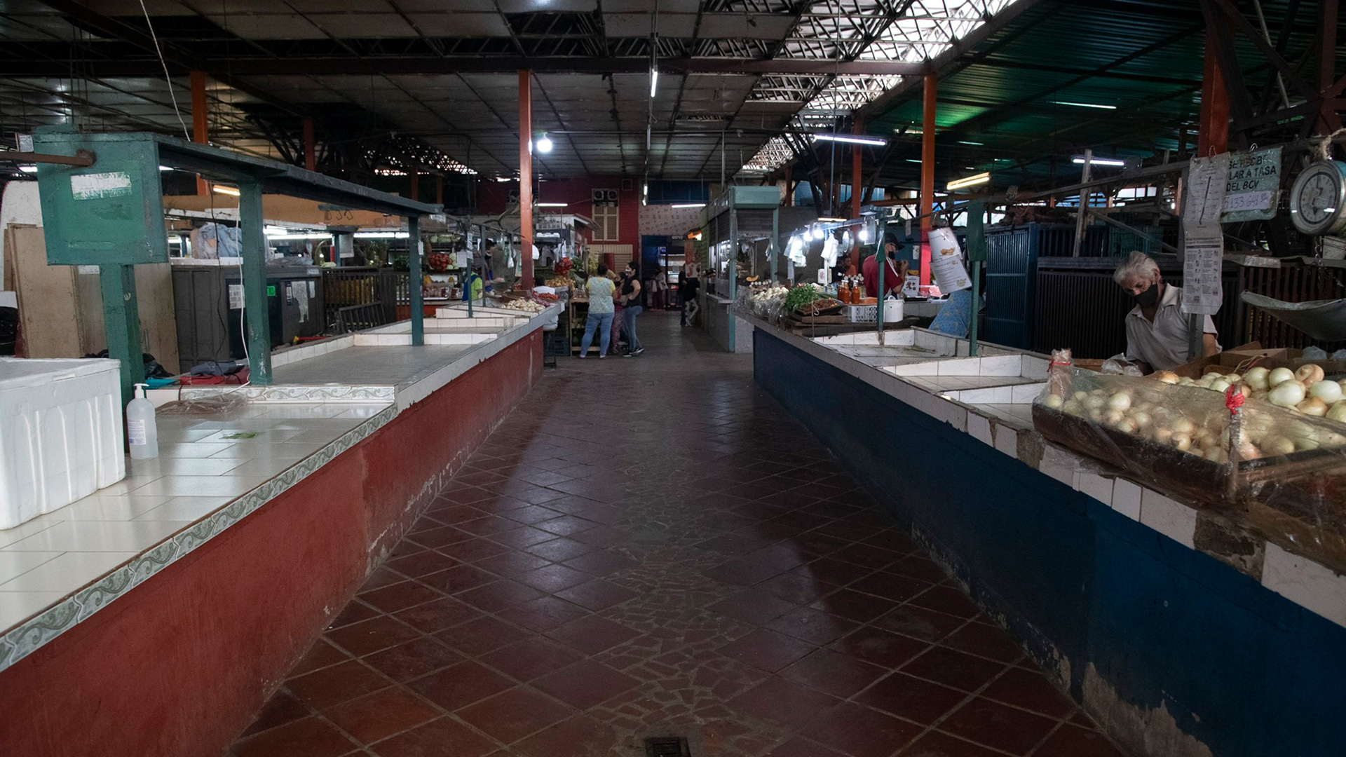 Puestos vacíos en el mercado municipal de Guaicaipuro, en Caracas, el 12 de junio de 2021. (Carlos Becerra-Bloomberg)