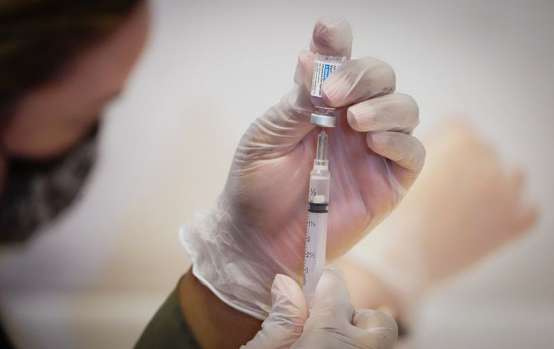 Imagen de archivo de una trabajadora de la salud preparando una dosis de la vacuna de Johnson & Johnson contra el COVID-19 en Nueva York, EEUU. 12 mayo 2021. REUTERS/Carlo Allegri