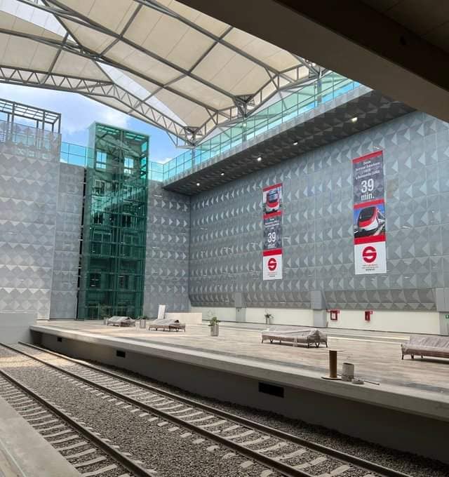 Ferrocarriles Suburbanos confirmó que hasta diciembre de 2022, el ramal al AIFA tiene un avance físico real del 36% con la construcción de un patio de maniobras y la reubicación de vías para el transporte de carga. Foto: SICT