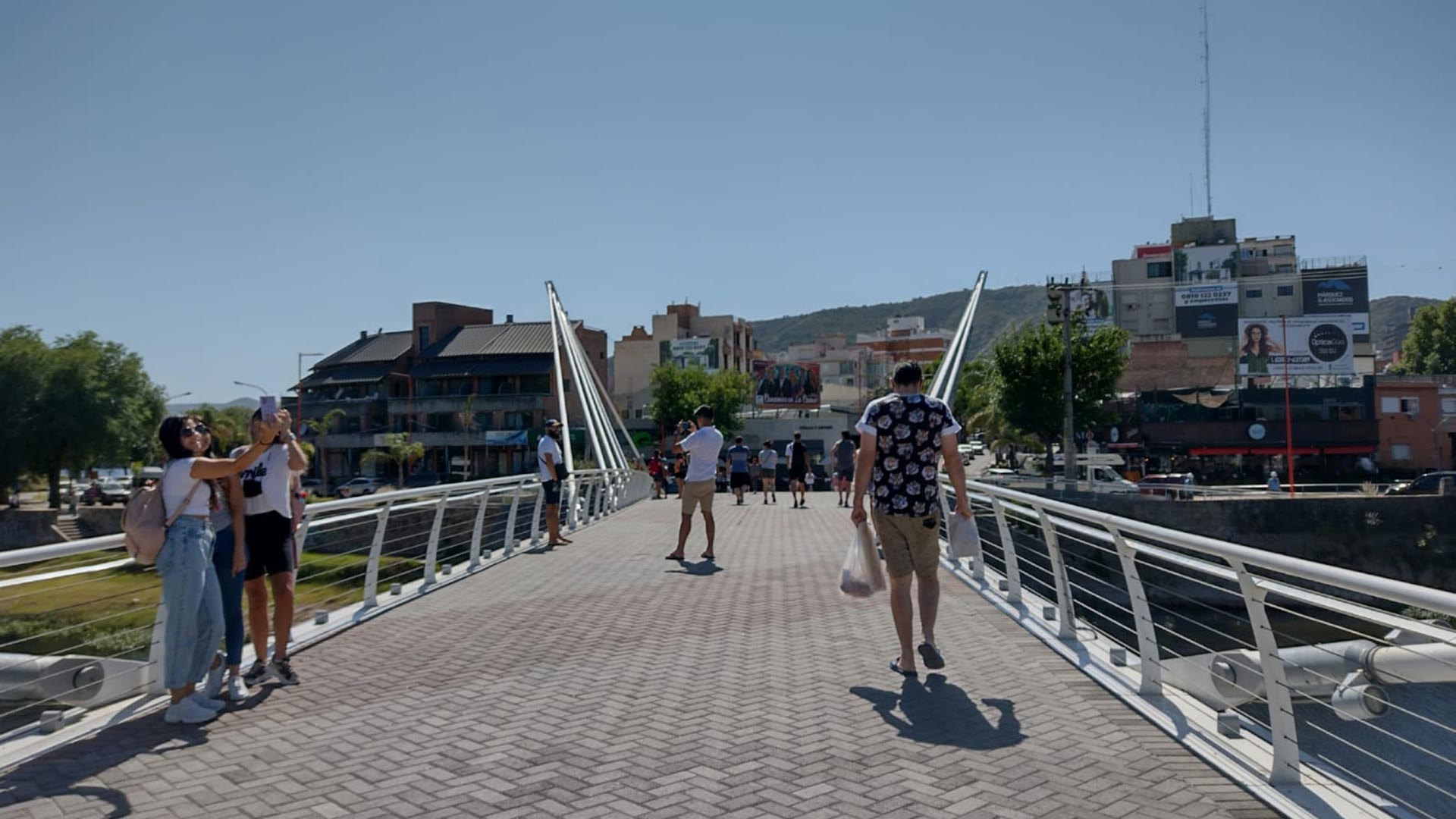 Ese puente es muy elegido por los turistas para tomar selfies panorámicas de la villa (eldiariodecarlospaz)