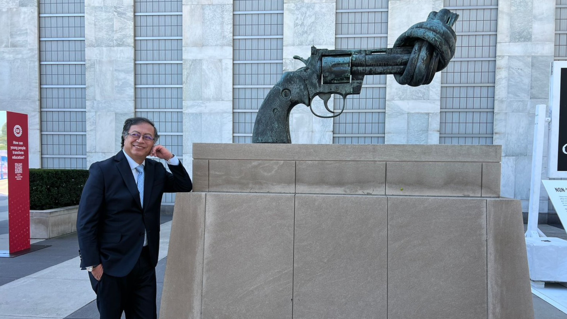 The president of Colombia, Gustavo Francisco Petro, poses next to the sculpture  "Nonviolence" either "the knotted gun" by the Swedish artist Karl Fredrik Reutersward and which is located at the entrance of the UN headquarters in New York (USA).  Photo: @petrogustavo