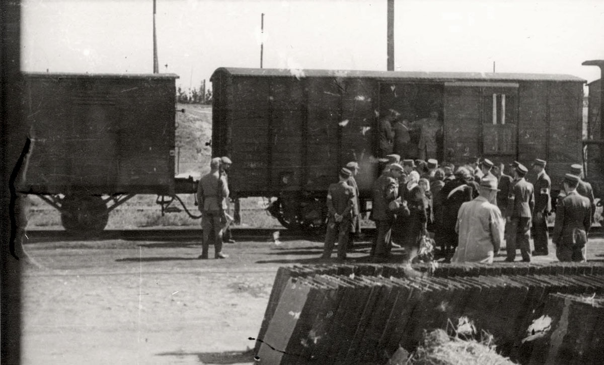 En el juicio contra Adolf Eichmann, Henryk Ross declaró sobre esta foto de un tren en la estación de Radegast, donde paraban los trenes con destino a Auschwitz. (Archivo Fotográfico de Yad Vashem)