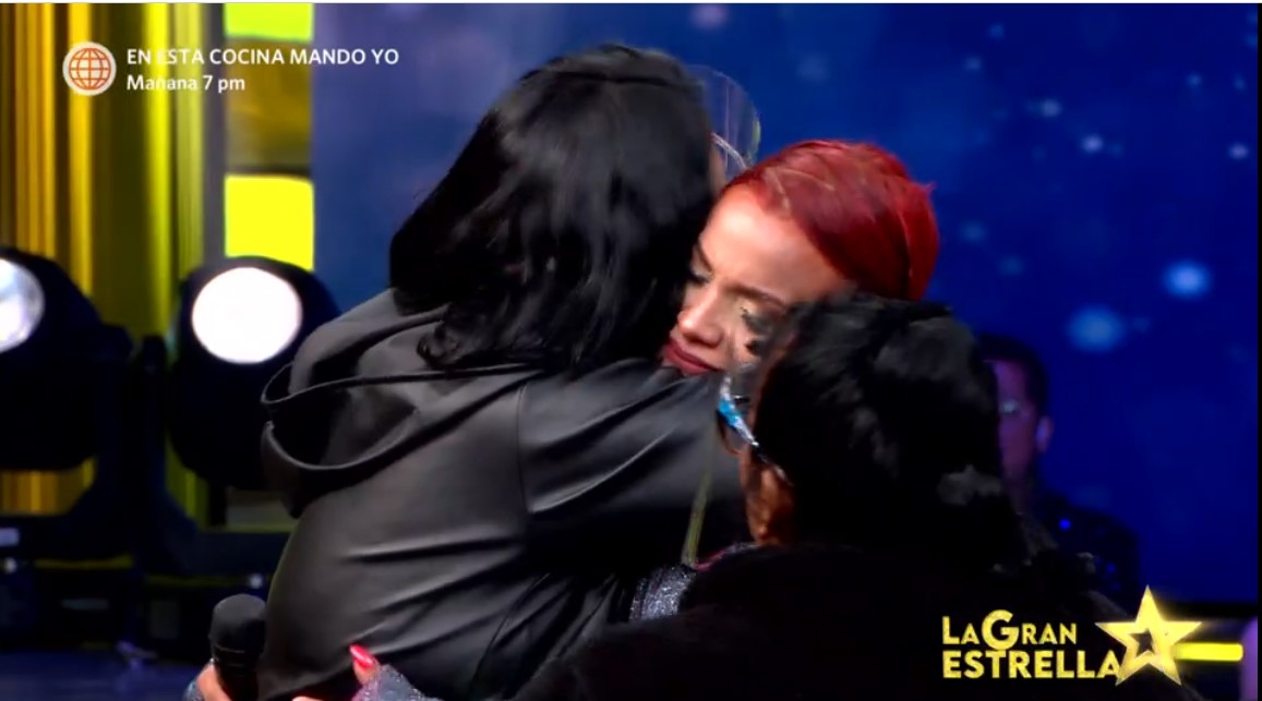 Karen del Águila es sorprendida por su familia. (América TV)