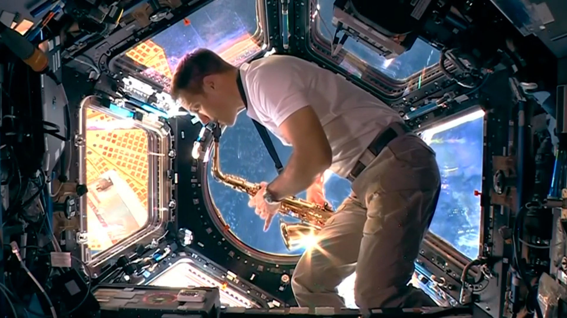 Impactante: un astronauta tocó el saxo en el video del traspaso de los Juegos Olímpicos hacia París 2024