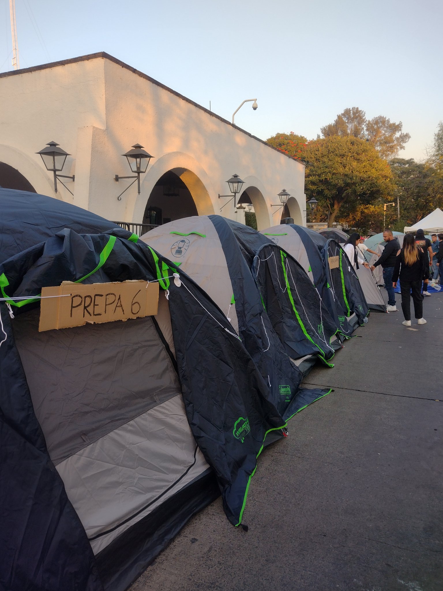 Tras ser puestos en prisión preventiva, estudiantes de la Universidad realizaron un plantón permanente en Casa Jalisco (@luluc_f)