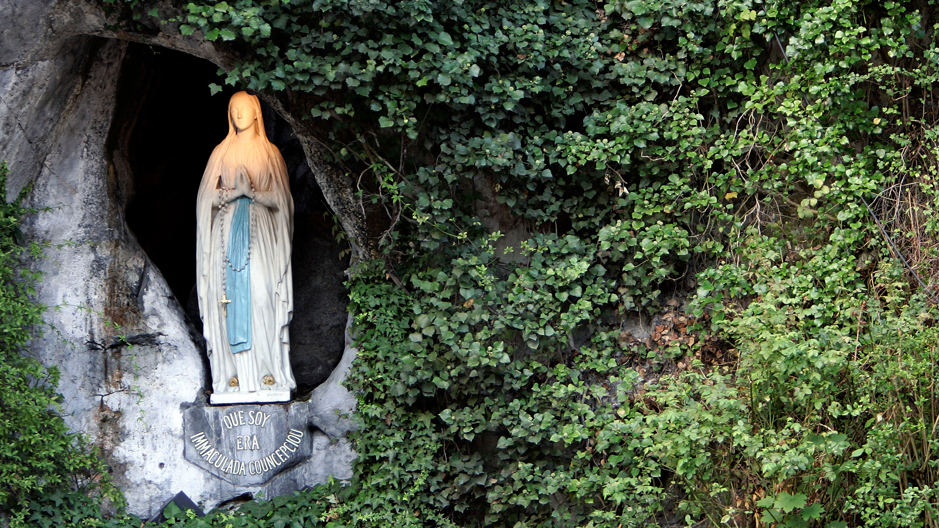 La imagen de la Virgen de Lourdes en la Gruta de Massabielle tal como se le apareció a Santa Bernardette (Getty Images)