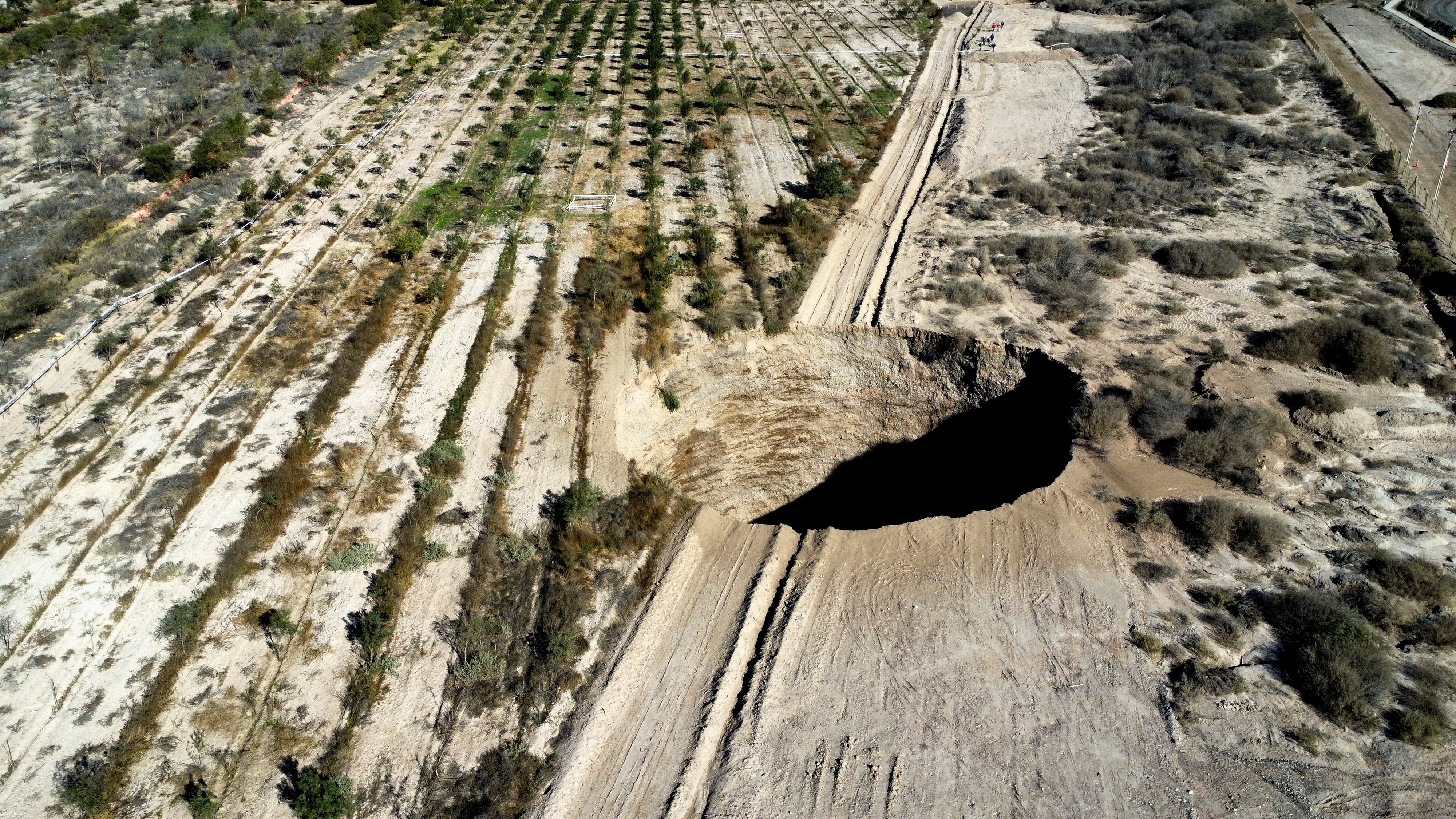 Calcularon que el inmenso agujero que apareció en el norte de Chile tiene  64 metros de profundidad, 32 de diámetro y temen que siga creciendo -  Infobae