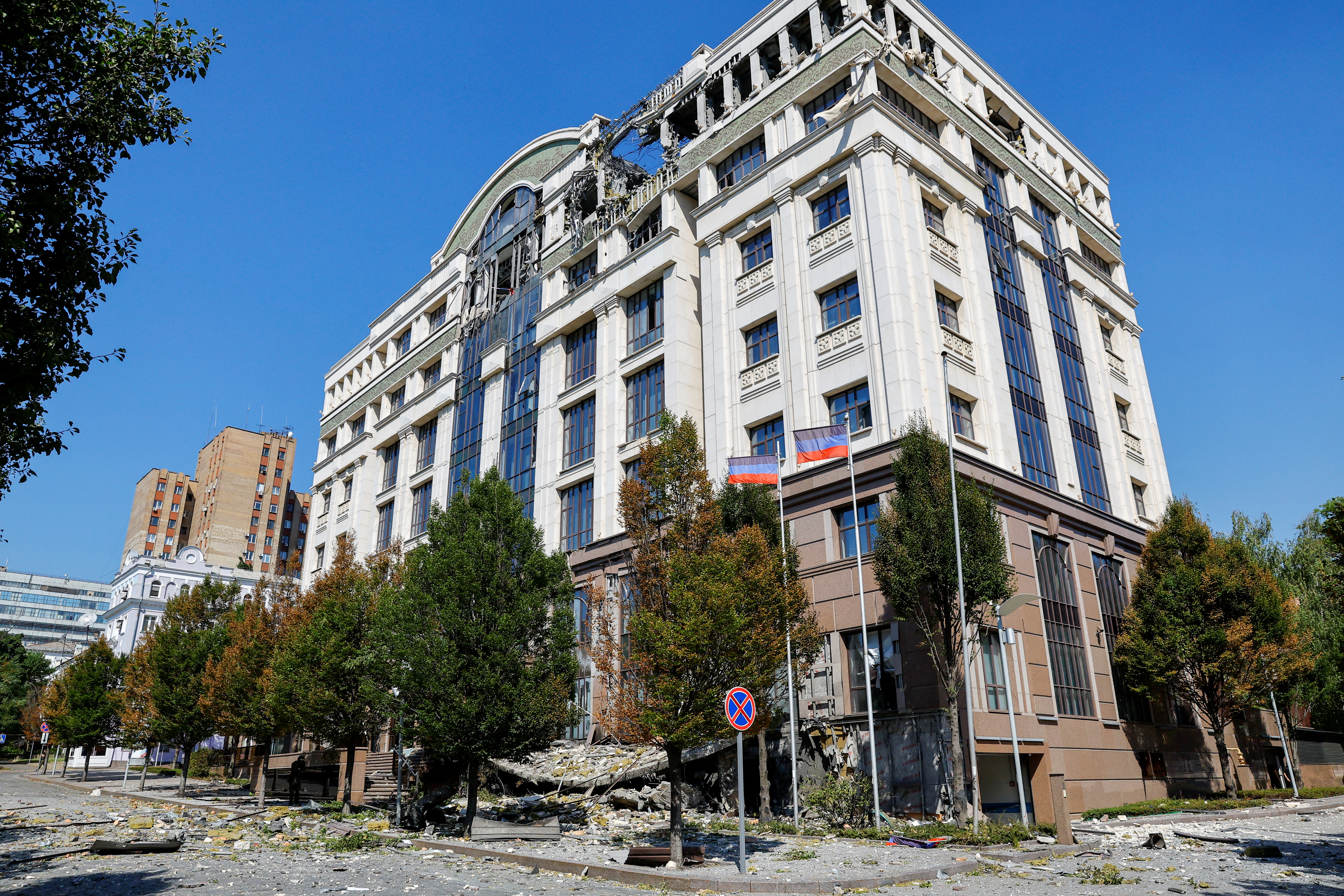 El edificio de oficinas del jefe de la autoproclamada República Popular de Donetsk, que resultó dañado por los recientes bombardeos en el curso del conflicto Ucrania-Rusia en Donetsk, Ucrania. (REUTERS/Alexander Ermochenko)