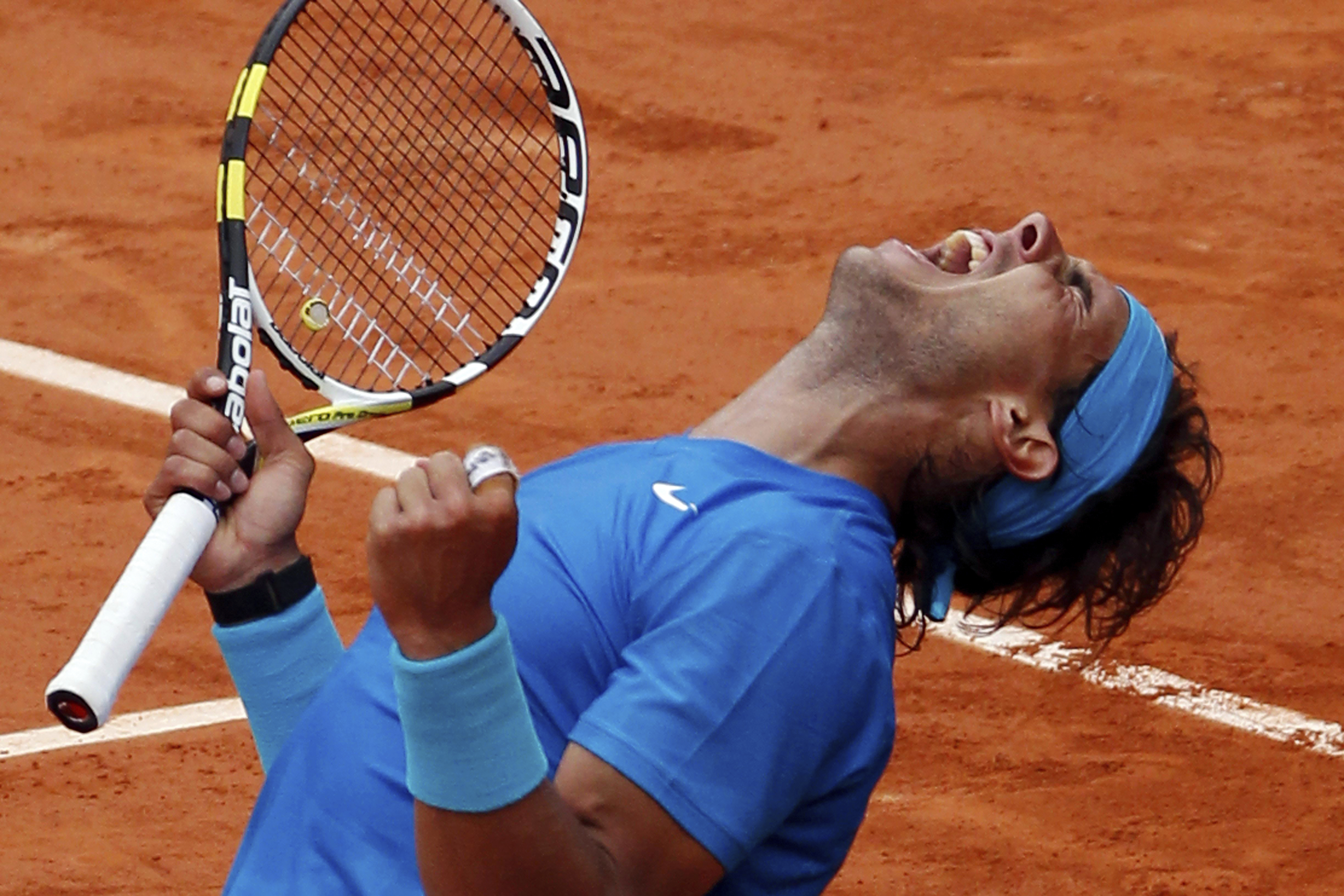 El español Rafael Nadal celebra después de derrotar al británico Andy Murray en la semifinal del Abierto de Francia, el viernes 3 de junio de 2011, en París. (AP Foto/Christophe Ena, Archivo)