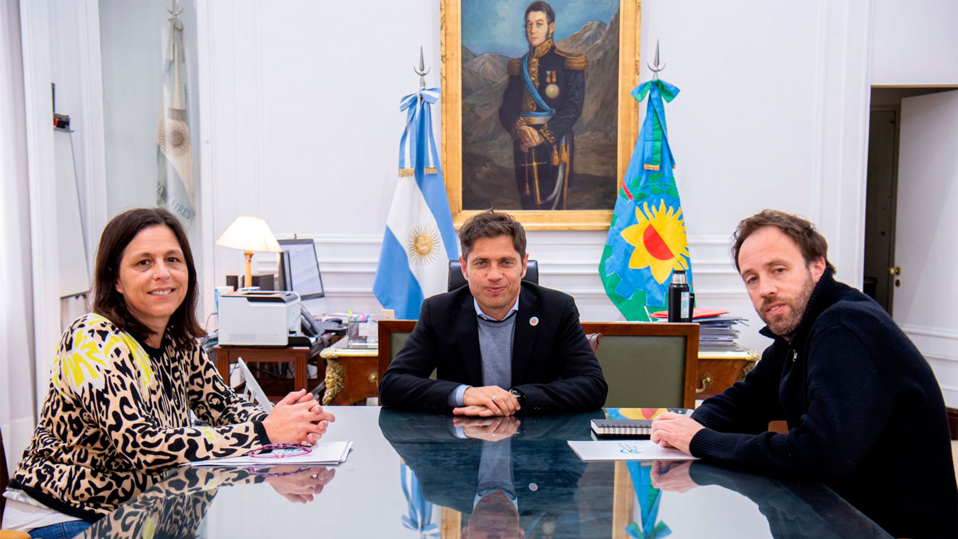 El gobernador de la provincia de Buenos Aires junto al ministro de Hacienda y Finanzas, Pablo López, y la presidenta del Instituto de Previsión Social (IPS), Marina Moretti